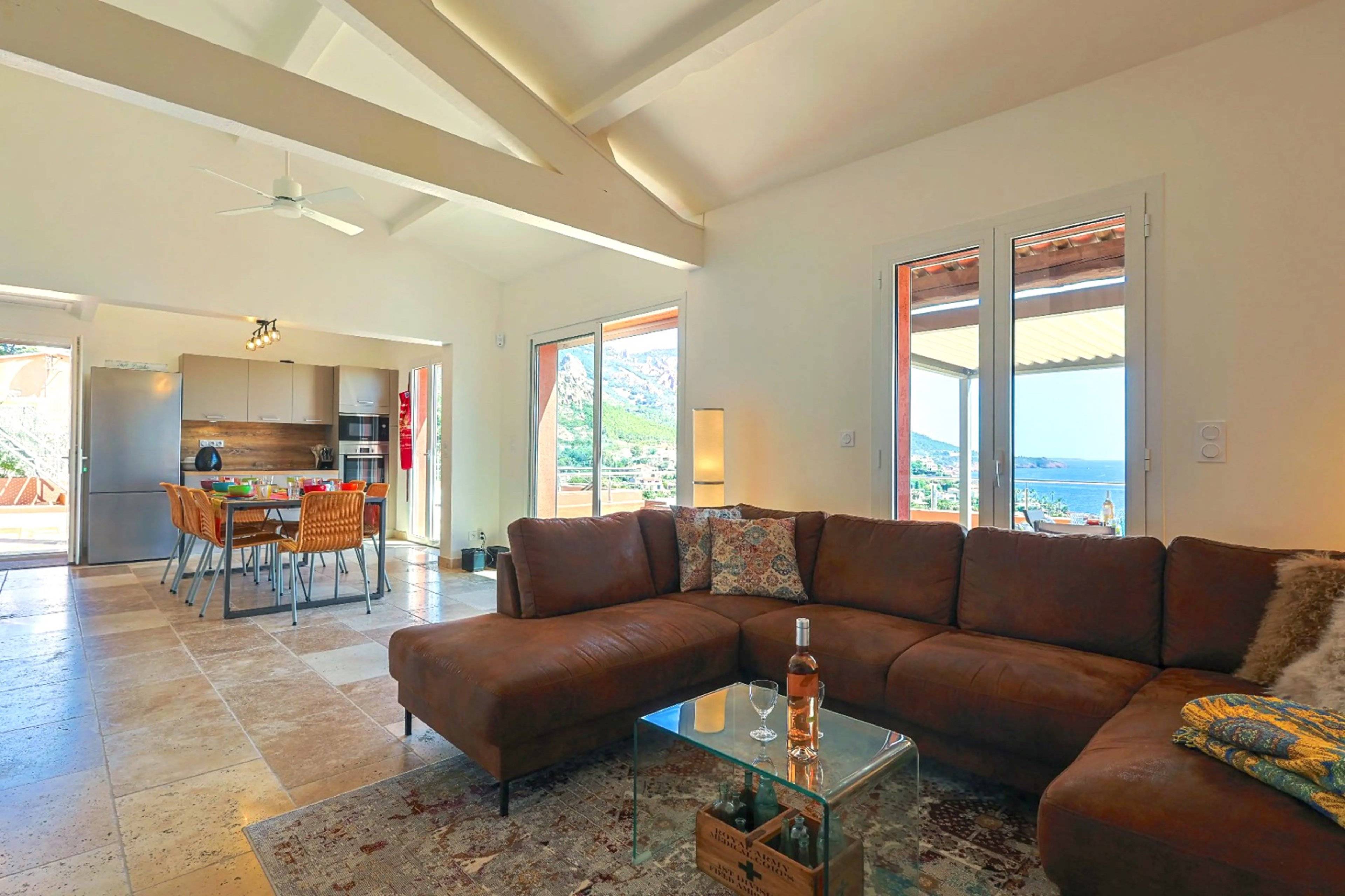 gemütliche Sitzbereich mit Fernseher und Meerblick