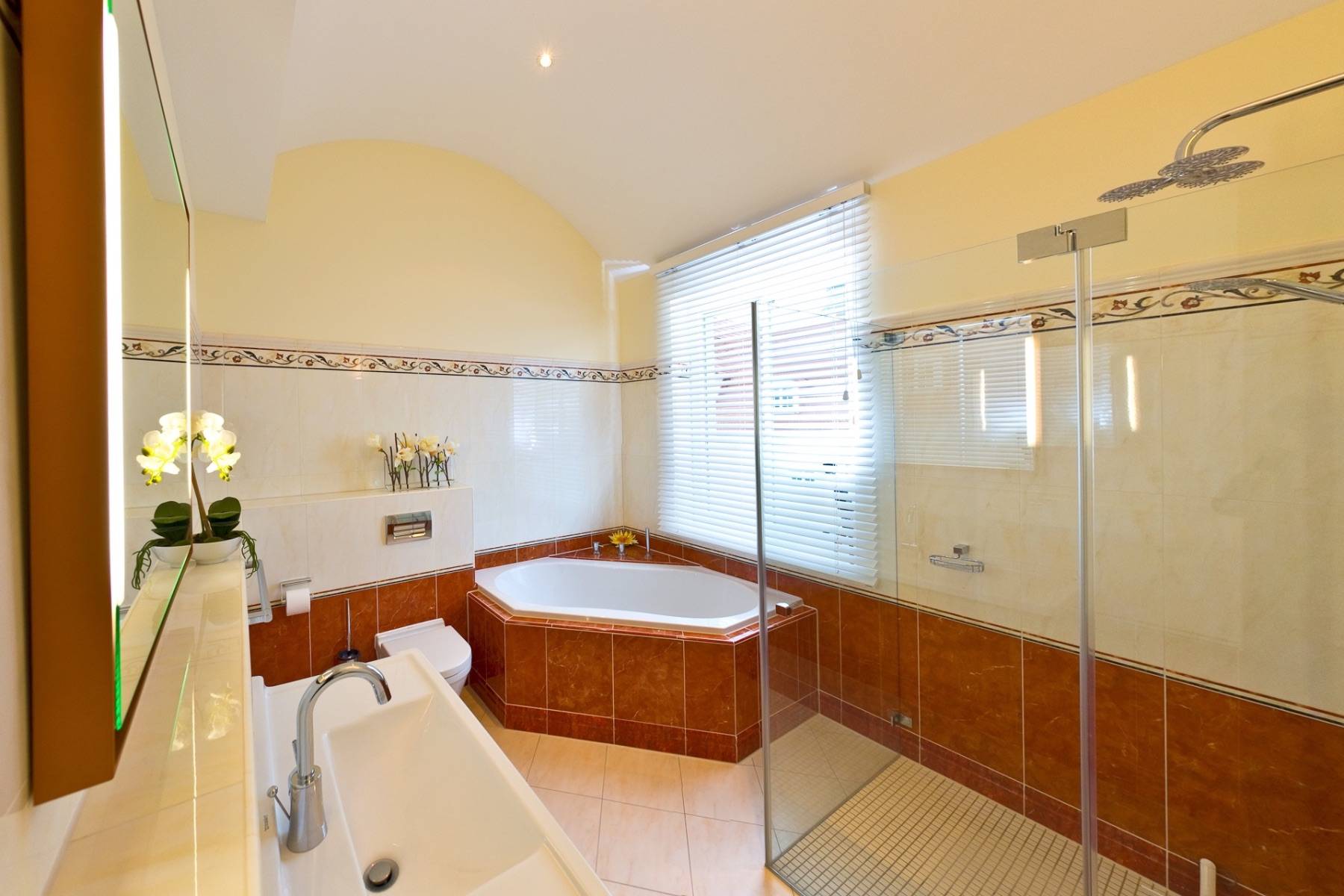 Das Vollbad mit Eckbadewanne und Dusche