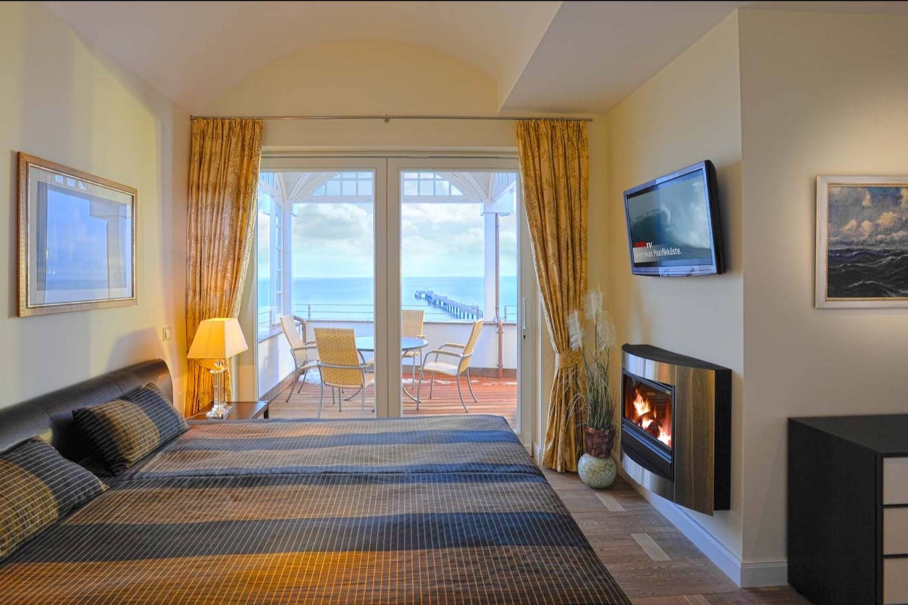 Masterbedroom mit Gel- Kamin und Meerblick