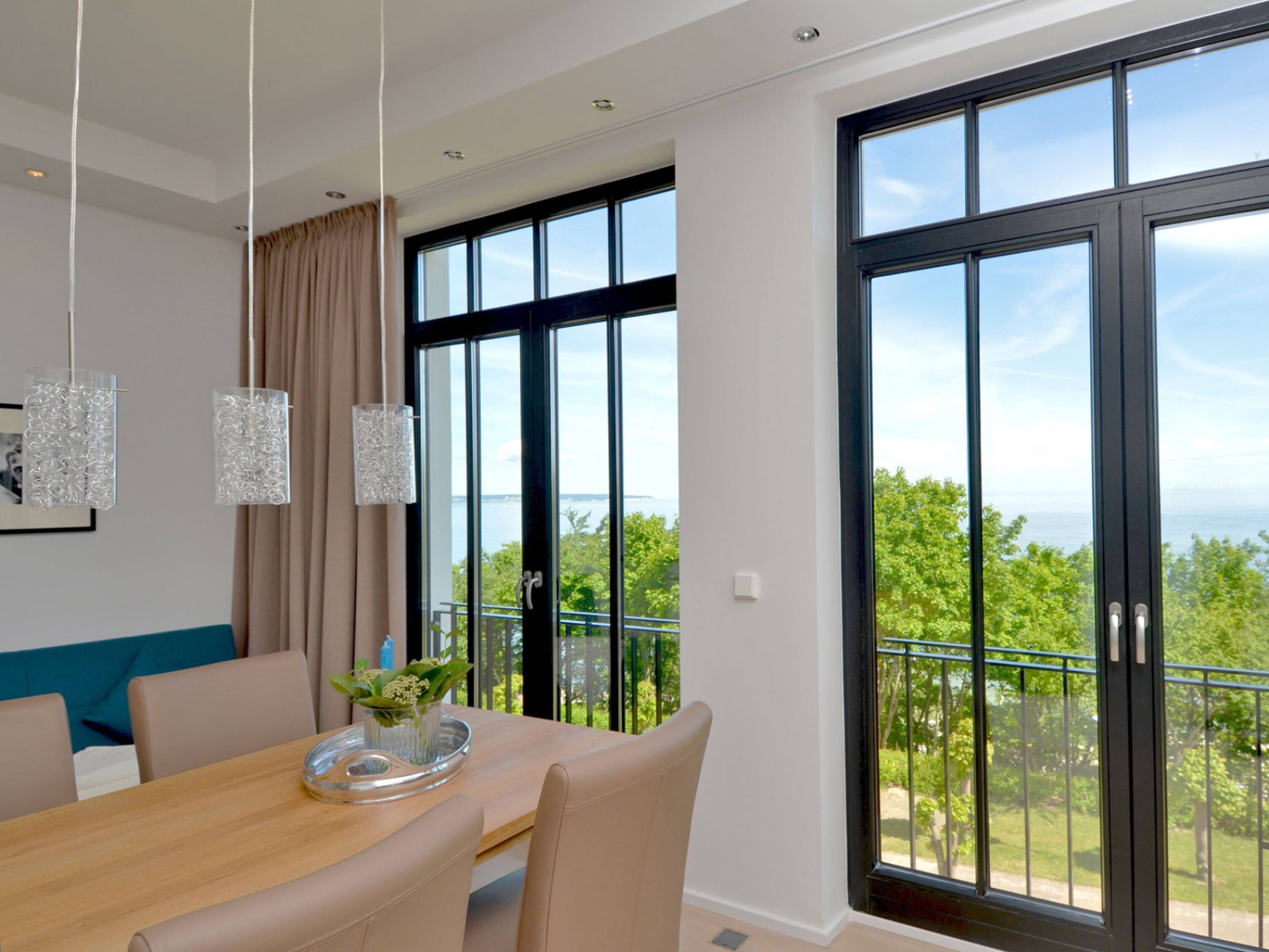 Genießen Sie den Blick auf die Ostsee vom Esstisch aus