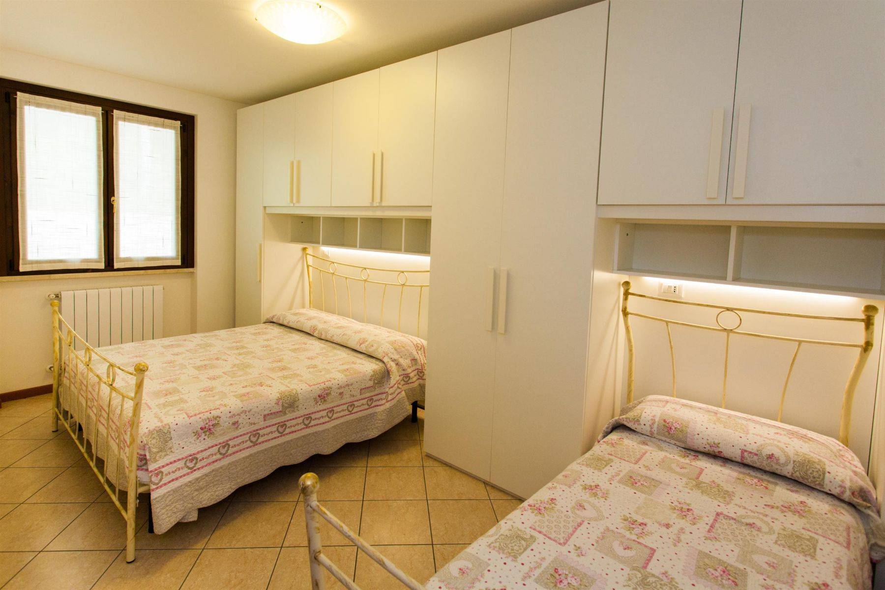 Schlafzimmer 2 (Doppelbett und Einzelbett)