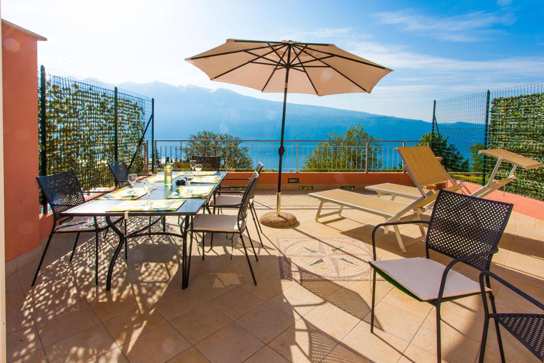 großzügige Terrasse mit herrlichem See- und Bergblick