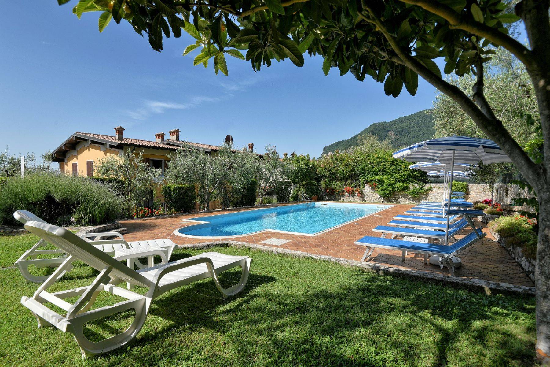 Herrliches Poolgelände im Gemeinschaftsgarten