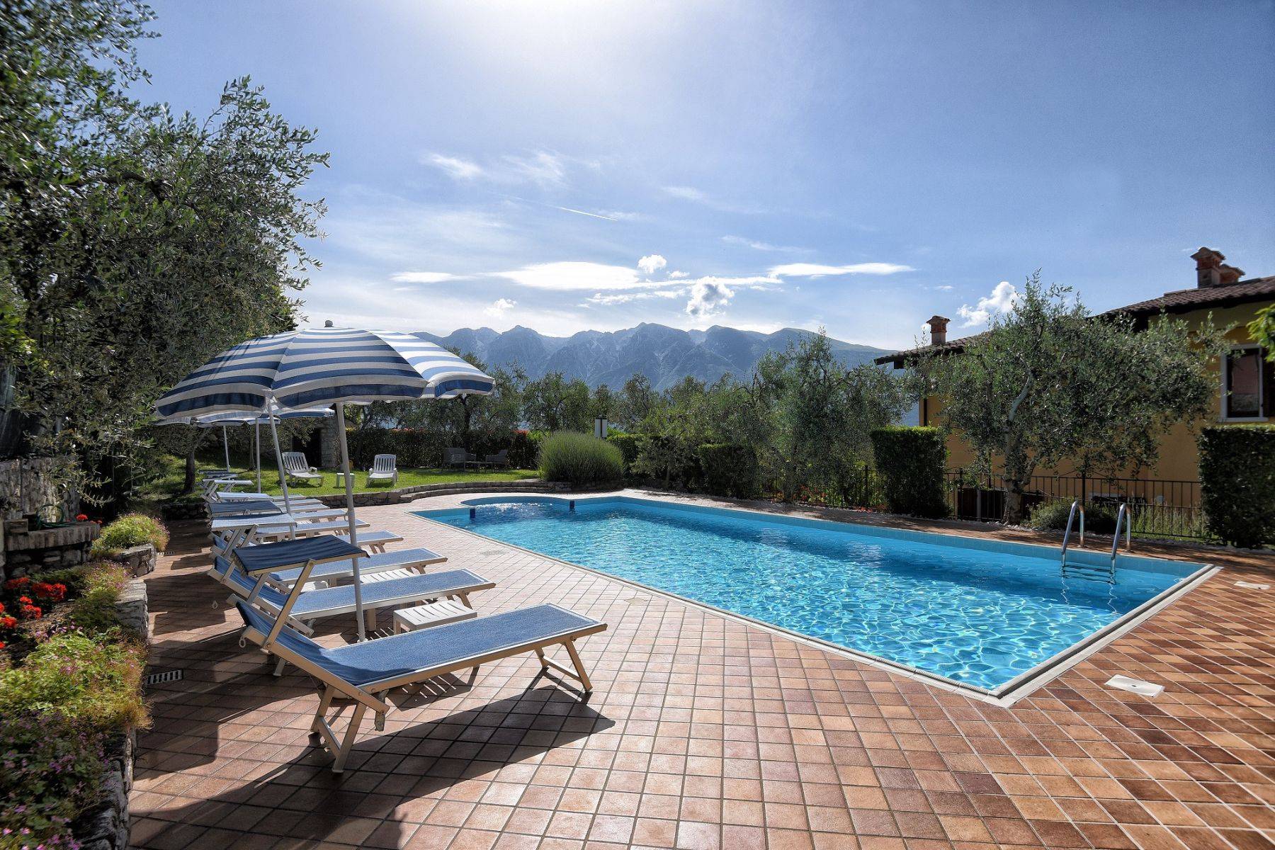 Poolgelände mit Blick auf den Monte Baldo