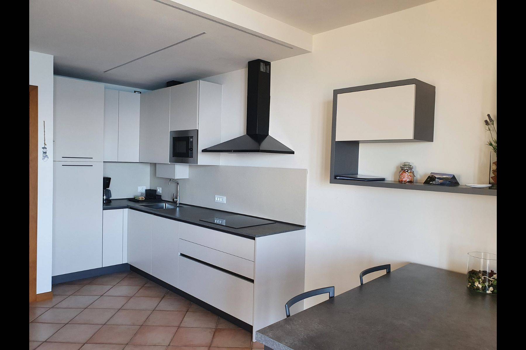 Moderne Küche mit Spülmaschine