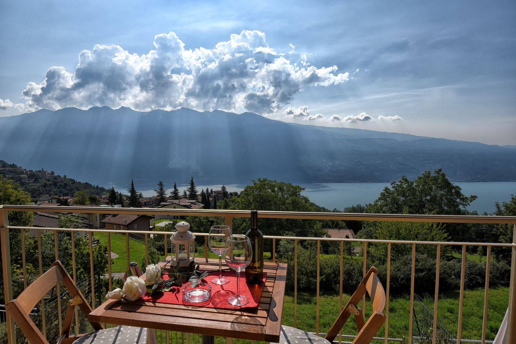 Balkon mit traumhaftem Seeblick
