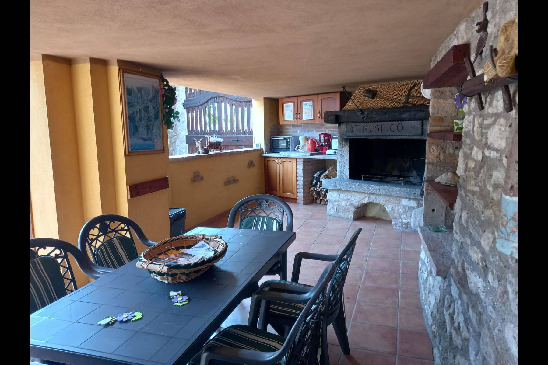 gemütlicher Patio mit Grill und Sommerküche