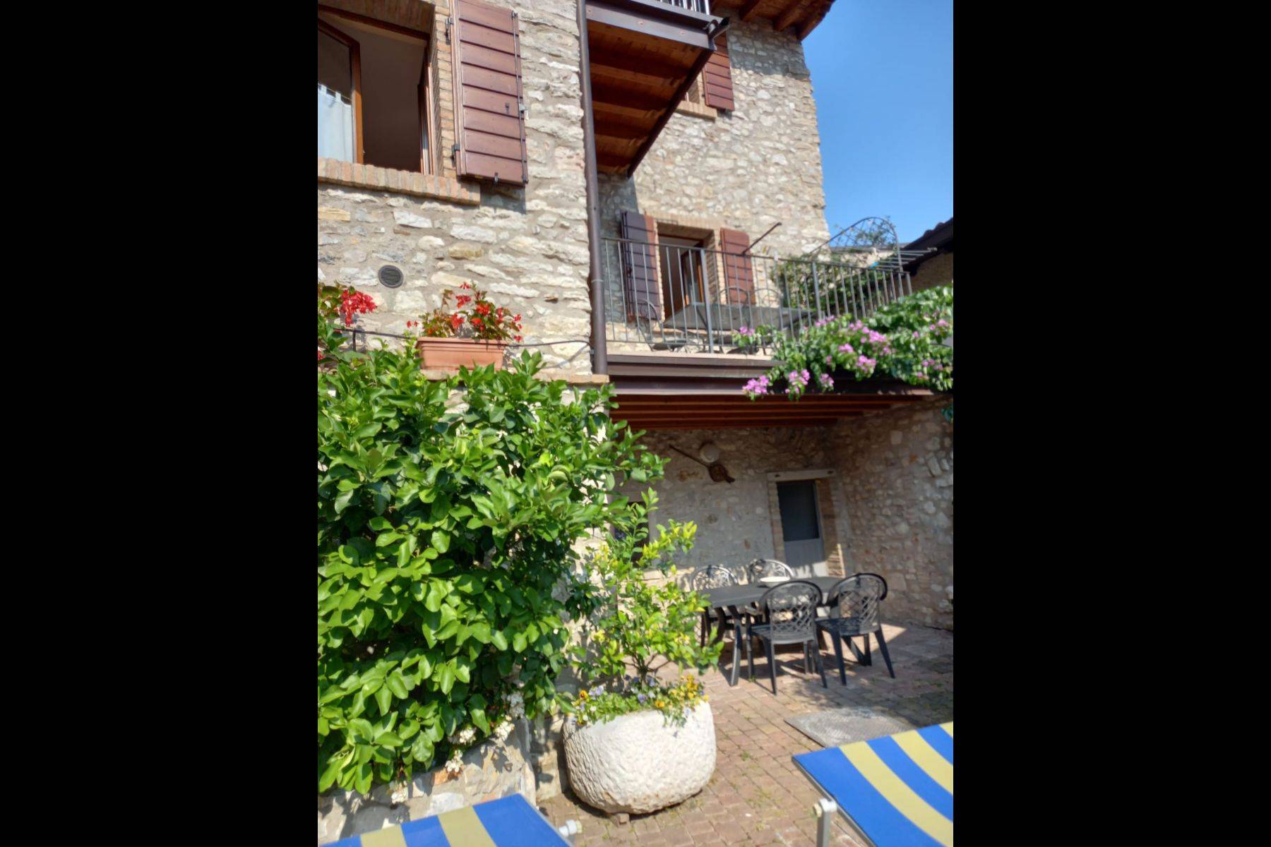 Blick auf Sitzecke Apt. Viola und Balkon Rosa