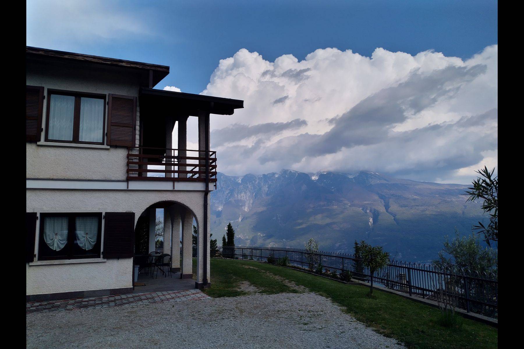 Hausansicht mit Monte Baldo
