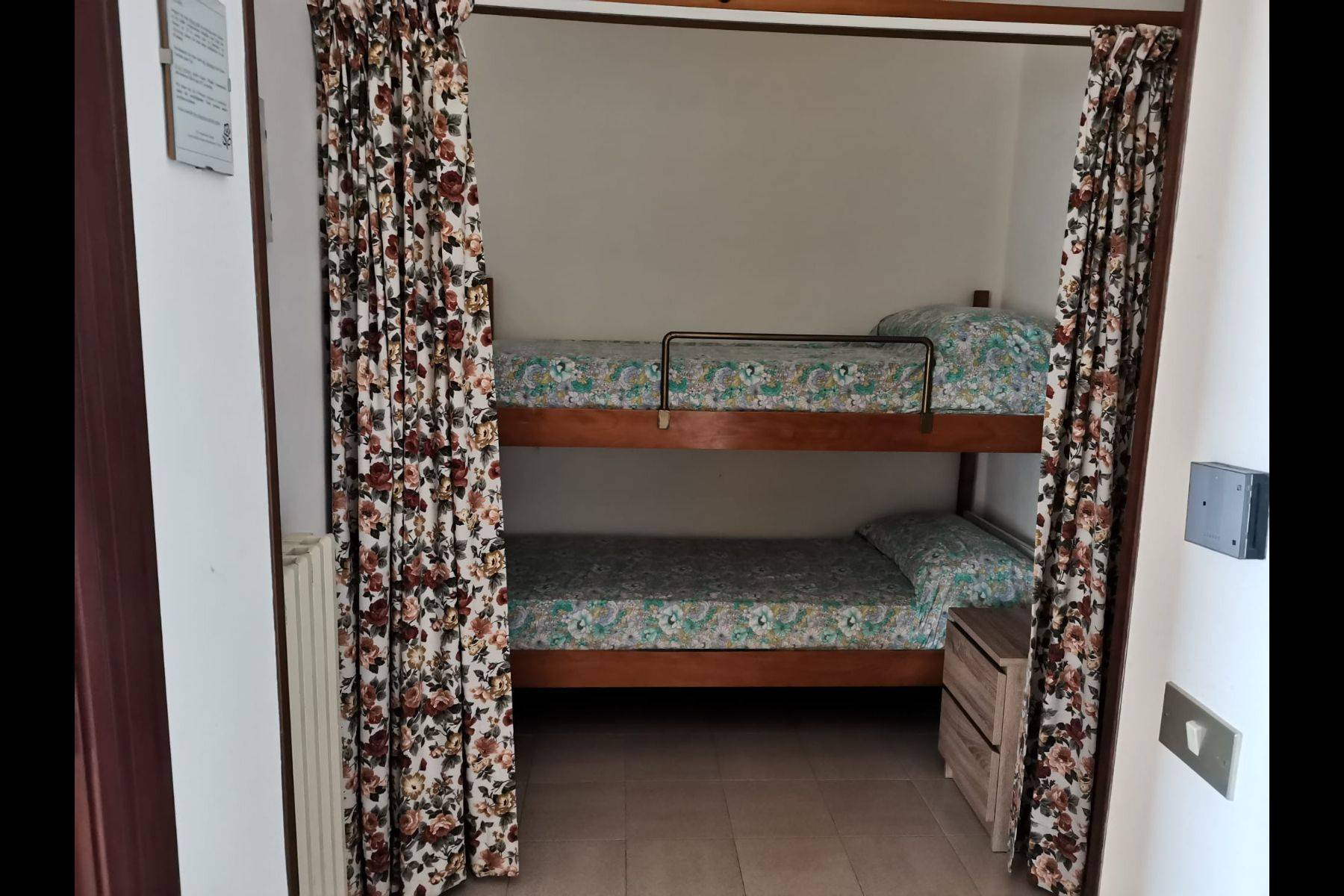 Kinder-Etagenbett im Durchgangszimmer