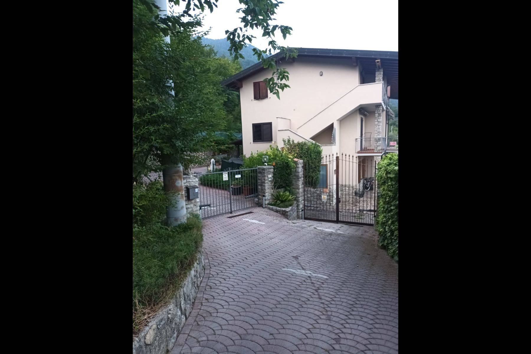 Casa Maja Tignale Außenansicht mit Zufahrt PKW Stellplatz