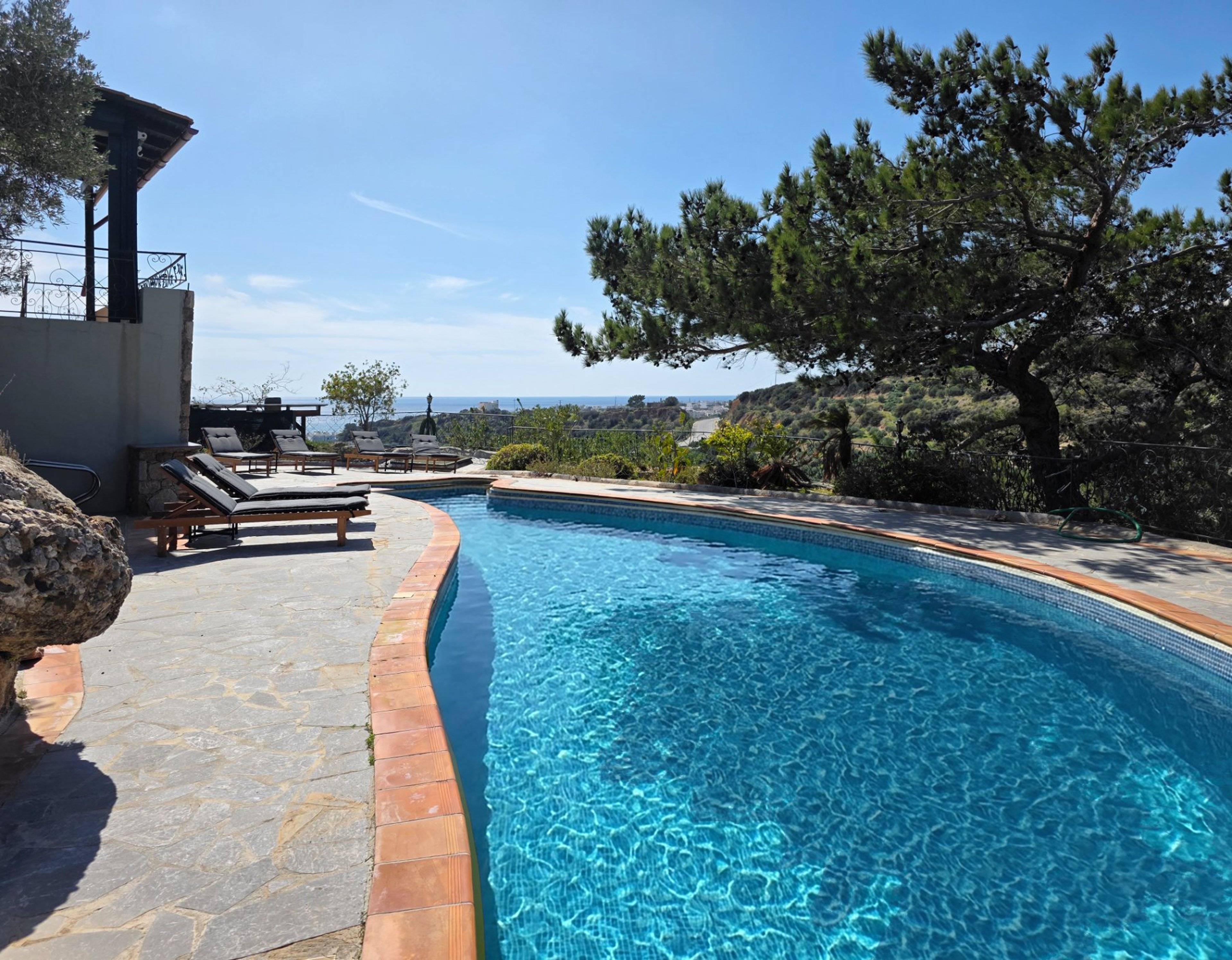 Blick vom Pool zum Meer