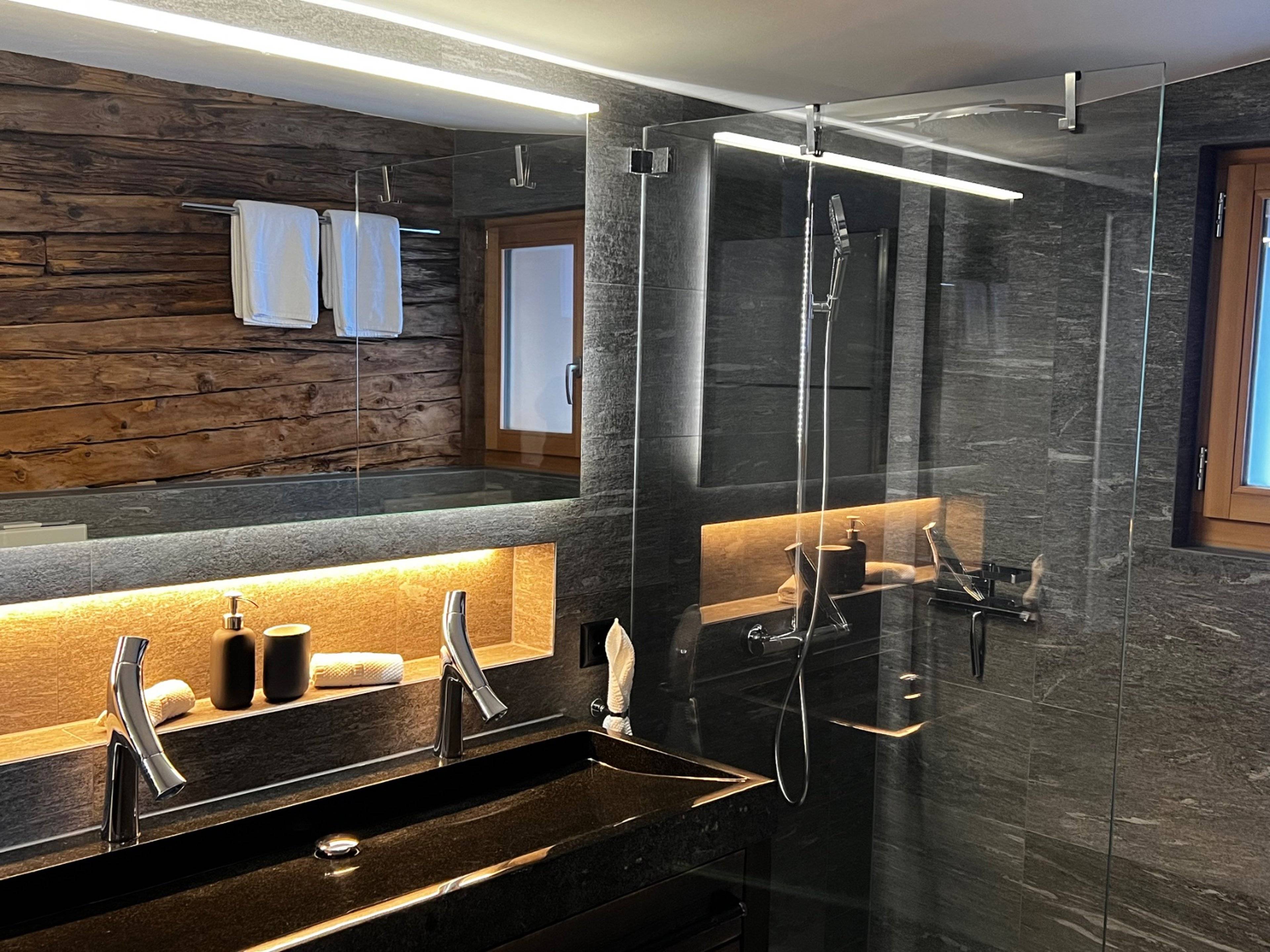 Lavabo Dusche bei Zimmer Sahara