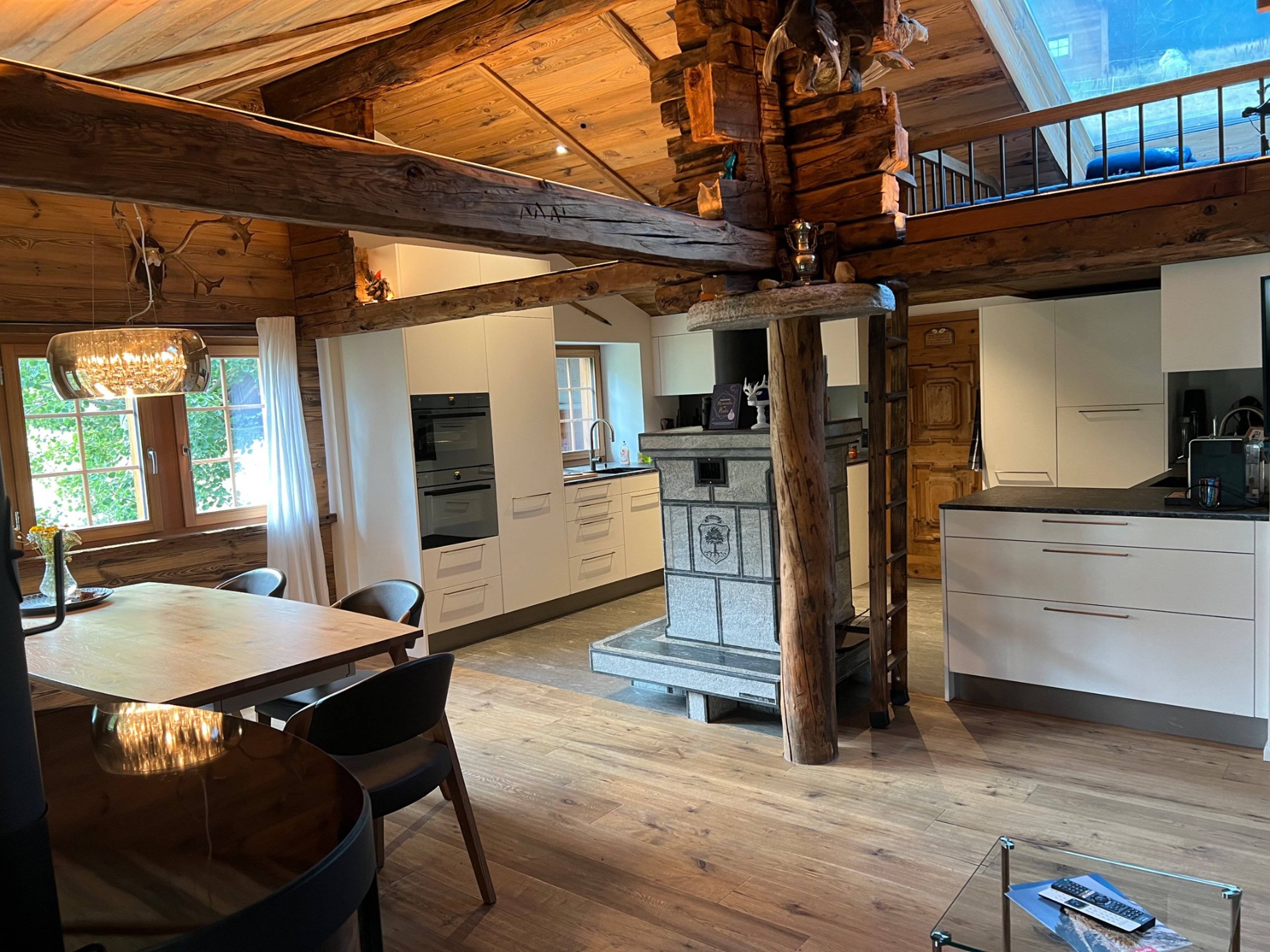 Wohnzimmer mit Tisch