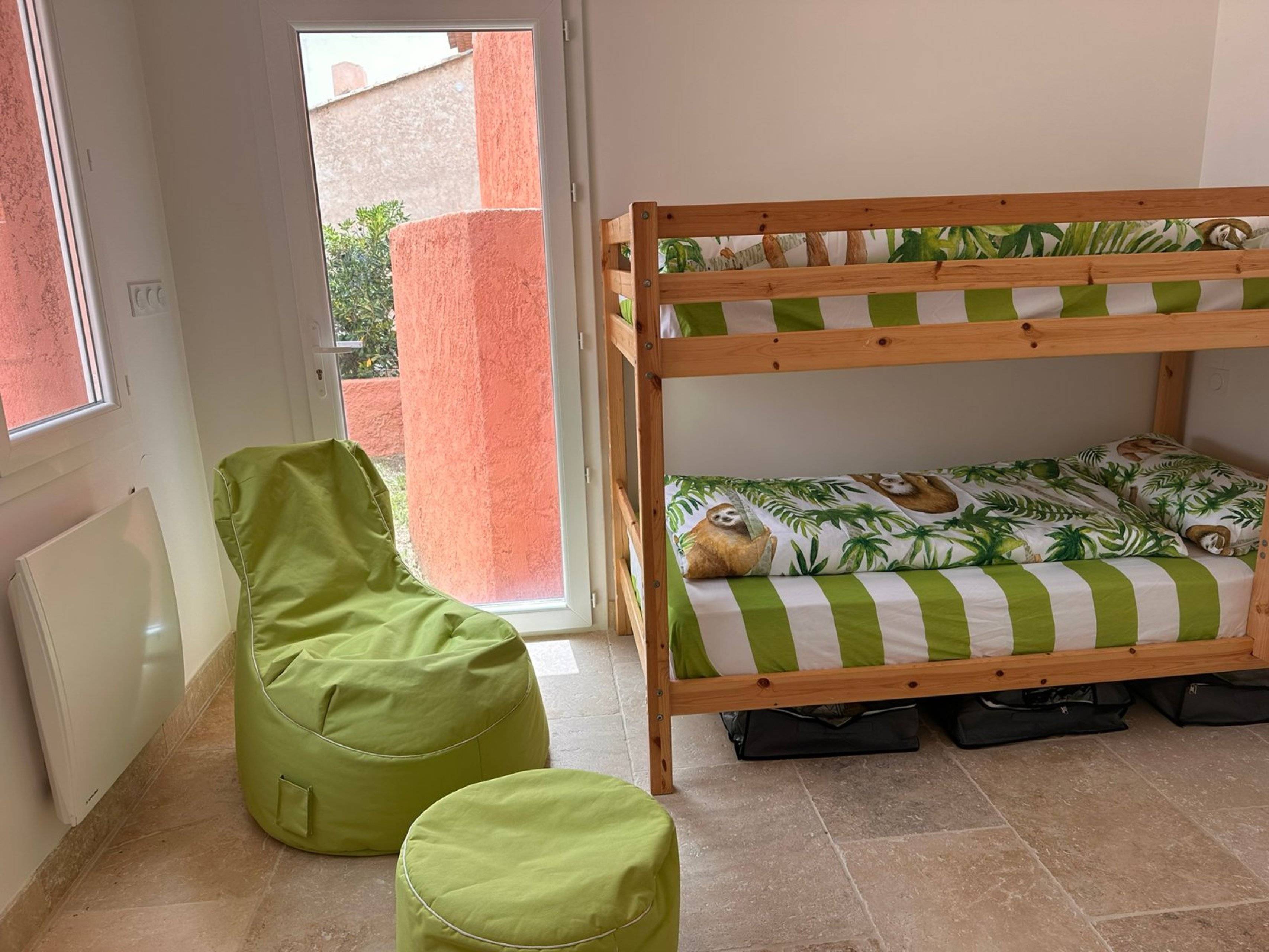 Schlafzimmer 2 mit Etagenbett für Kinder und angrenzendem Duschbad