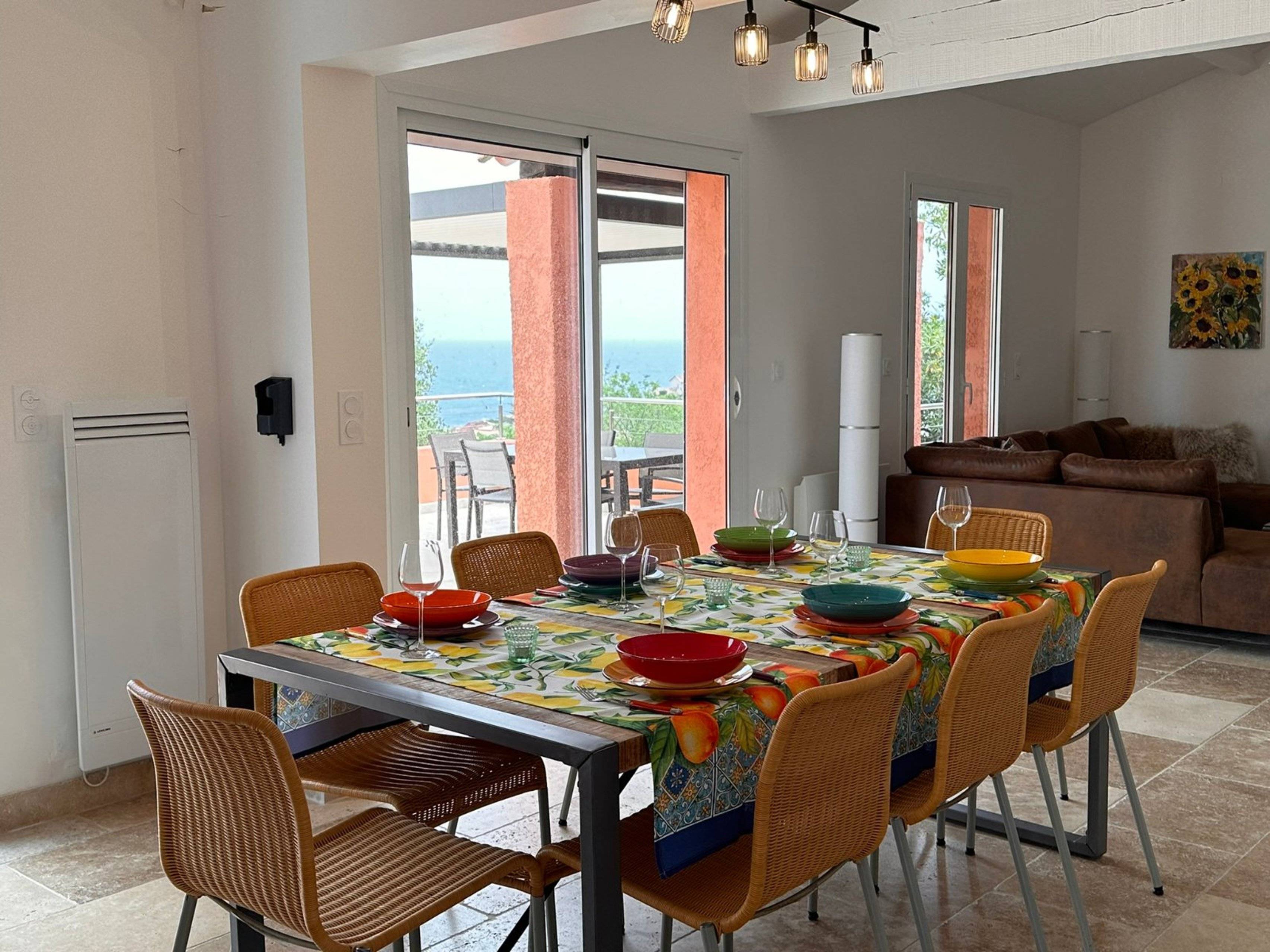 großzügiger Essbereich mit Meerblick