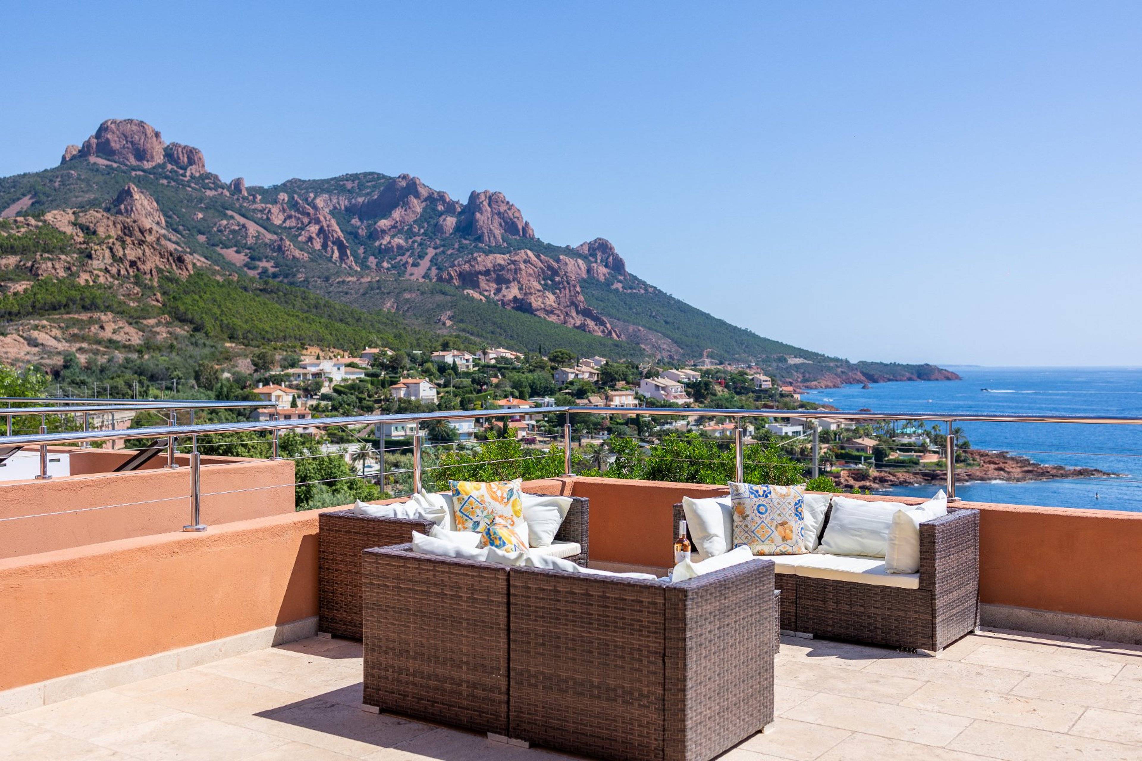 Schönster Ausblick der Côte d'Azur auf den Cap Roux und die Bucht von Anthéor