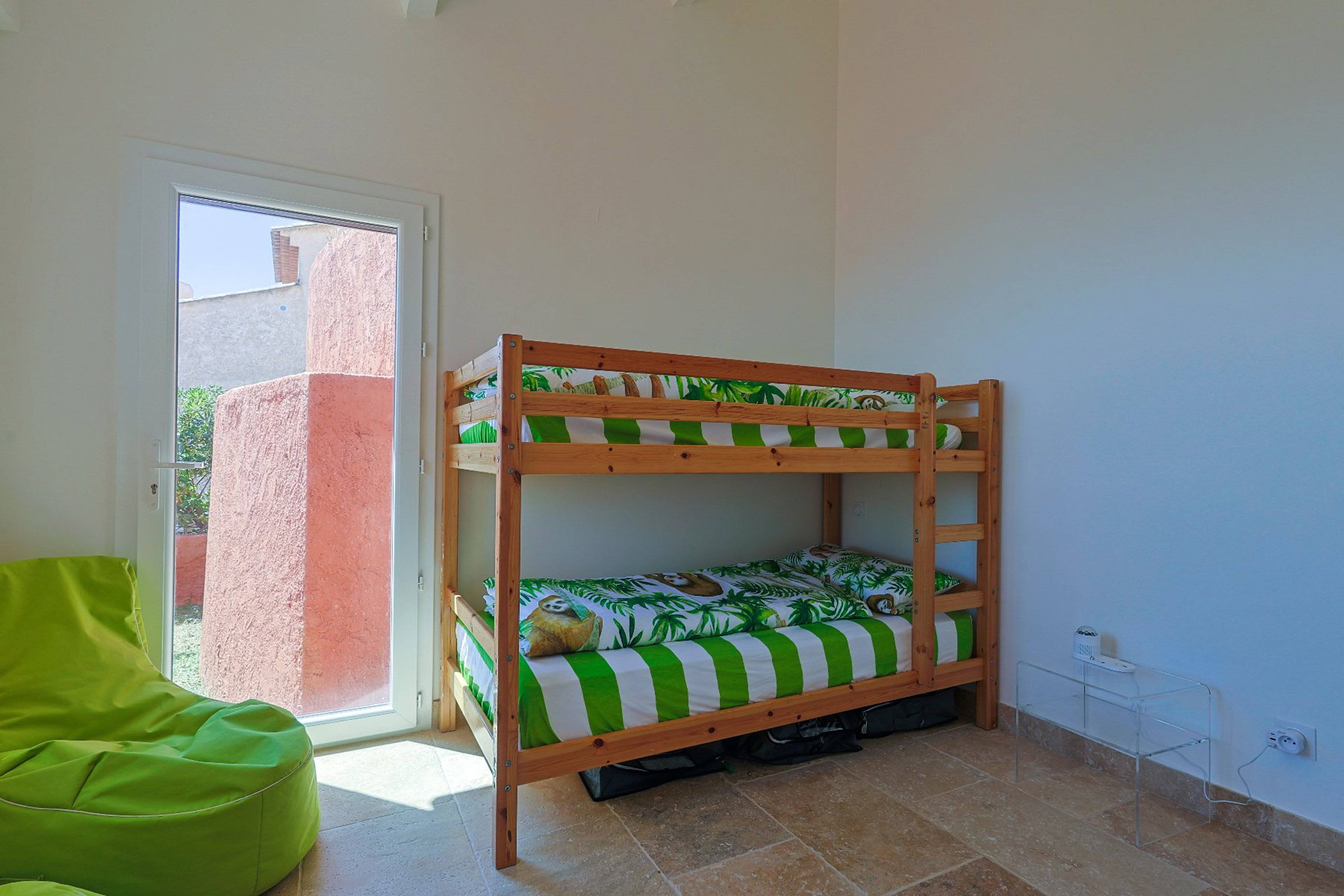 Schlafzimmer 2 mit Etagenbett für Kinder und angrenzendem Duschbad