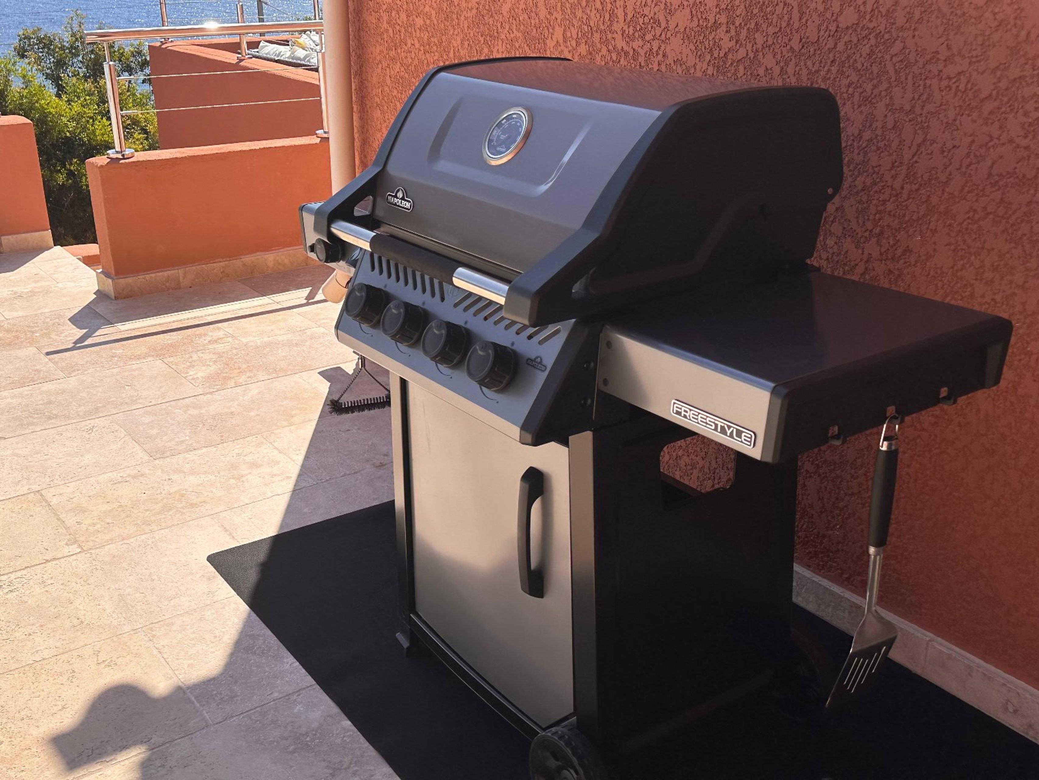 Gasgrill auf der Terrasse