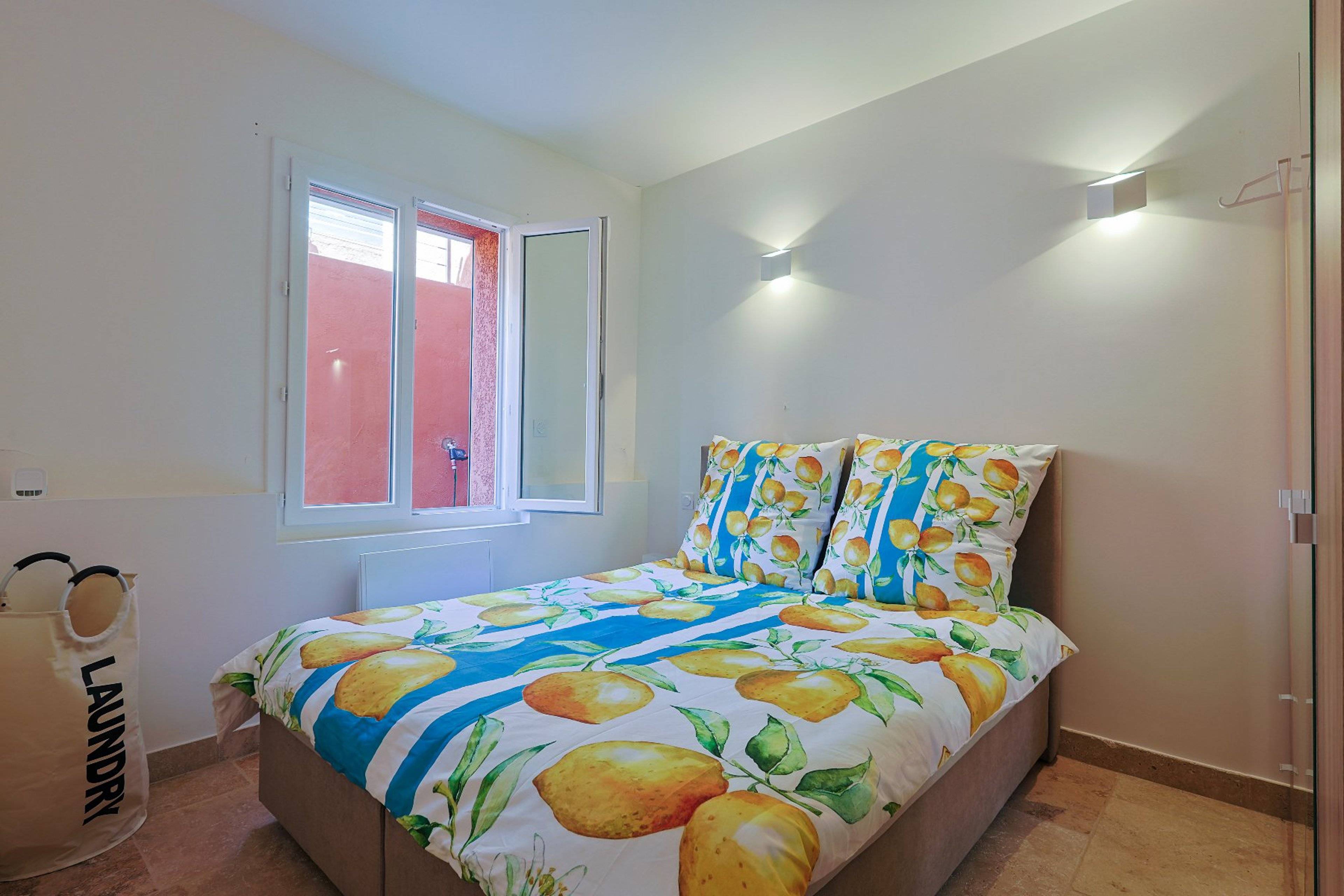 Schlafzimmer 1 mit Doppelbett und angrenzendem Duschbad