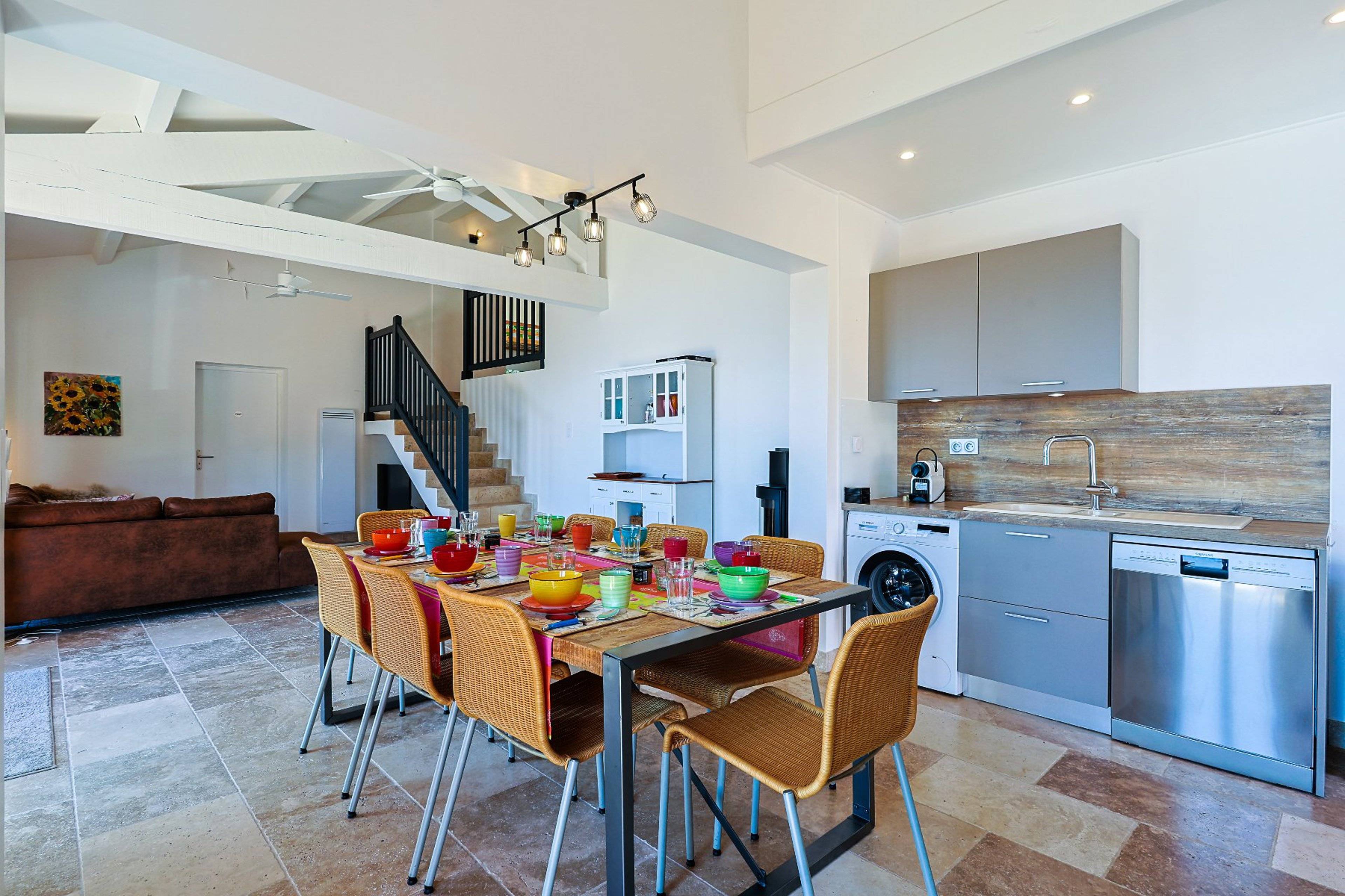 Offene, sehr gut ausgestattete Küche, sehr hell und mit direktem Zugang zur Terrasse