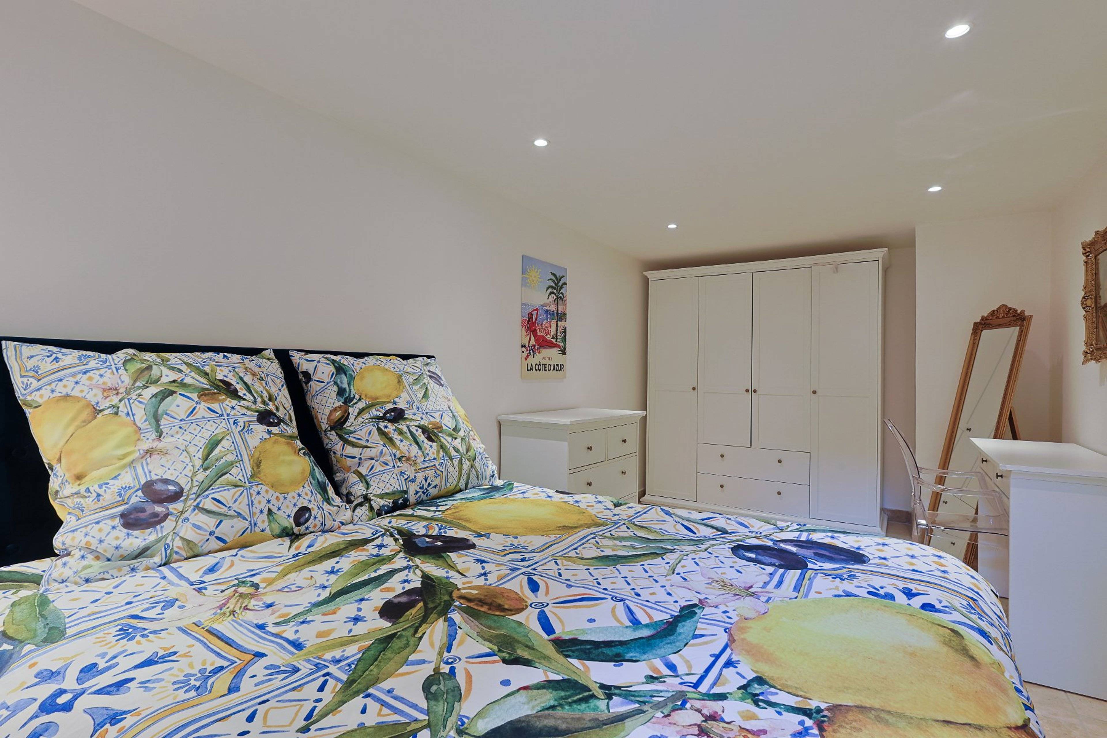 Schlafzimmer 3 mit Doppelbett und angrenzendem Duschbad