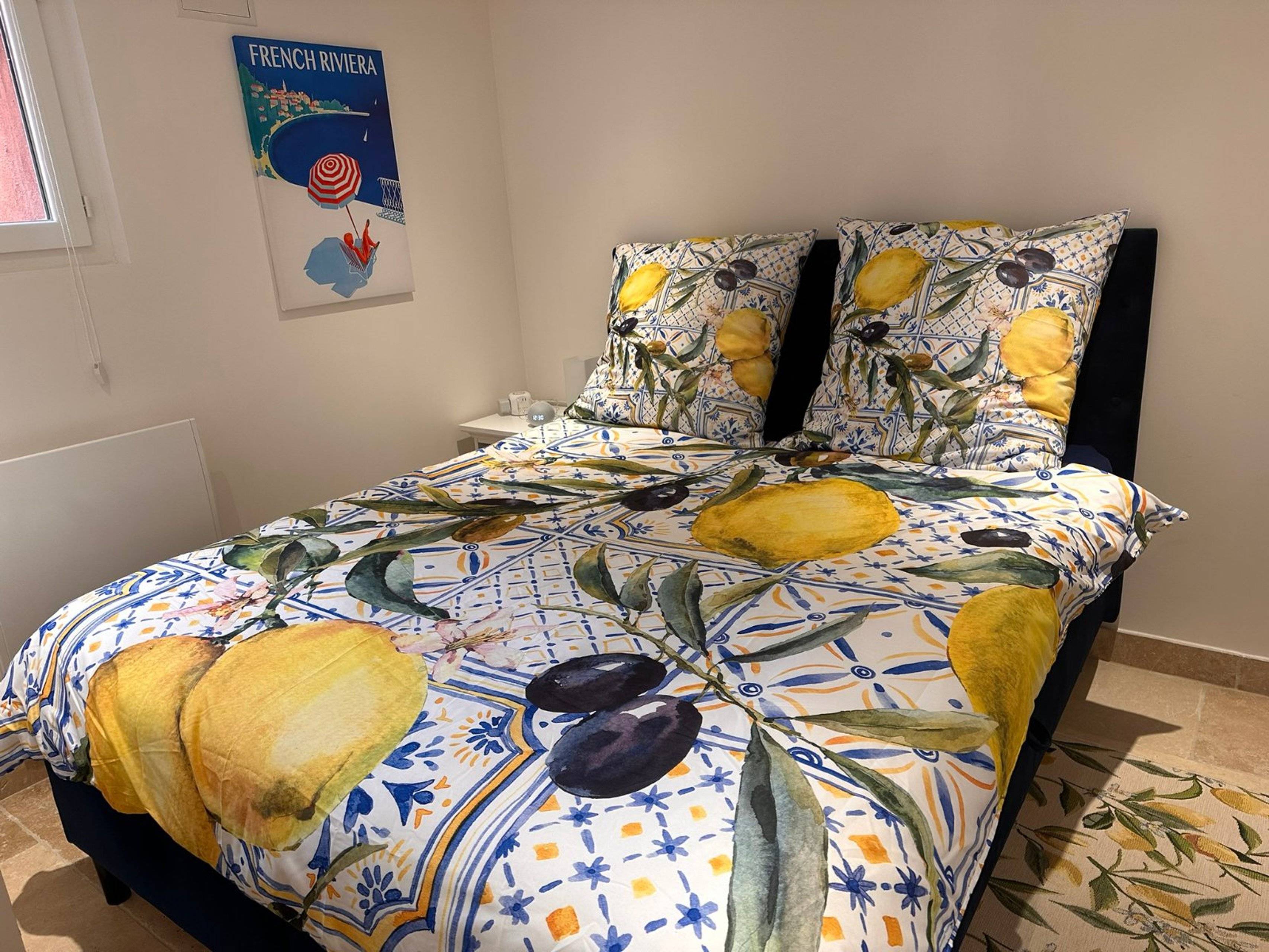 Schlafzimmer 3 mit Doppelbett und angrenzendem Duschbad