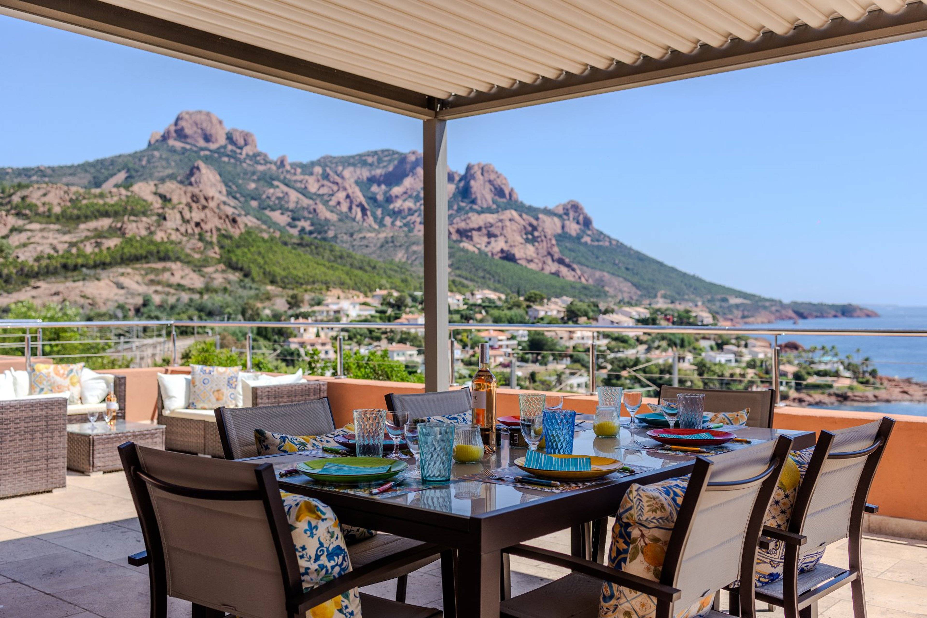 Essen unter freiem Himmel mit Meerblick auf einer großzügigen Terrasse