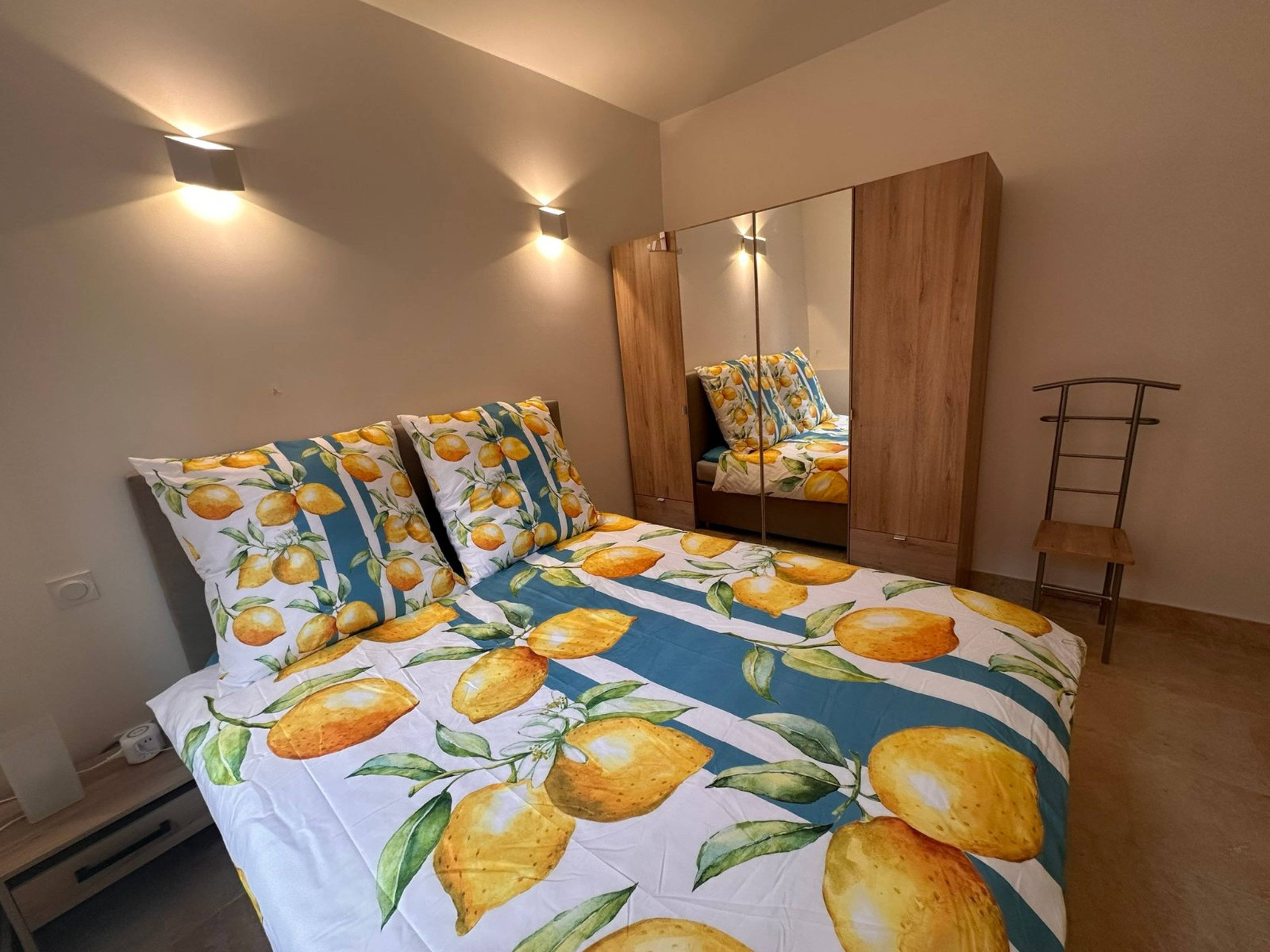 Schlafzimmer 1 mit Doppelbett und angrenzendem Duschbad