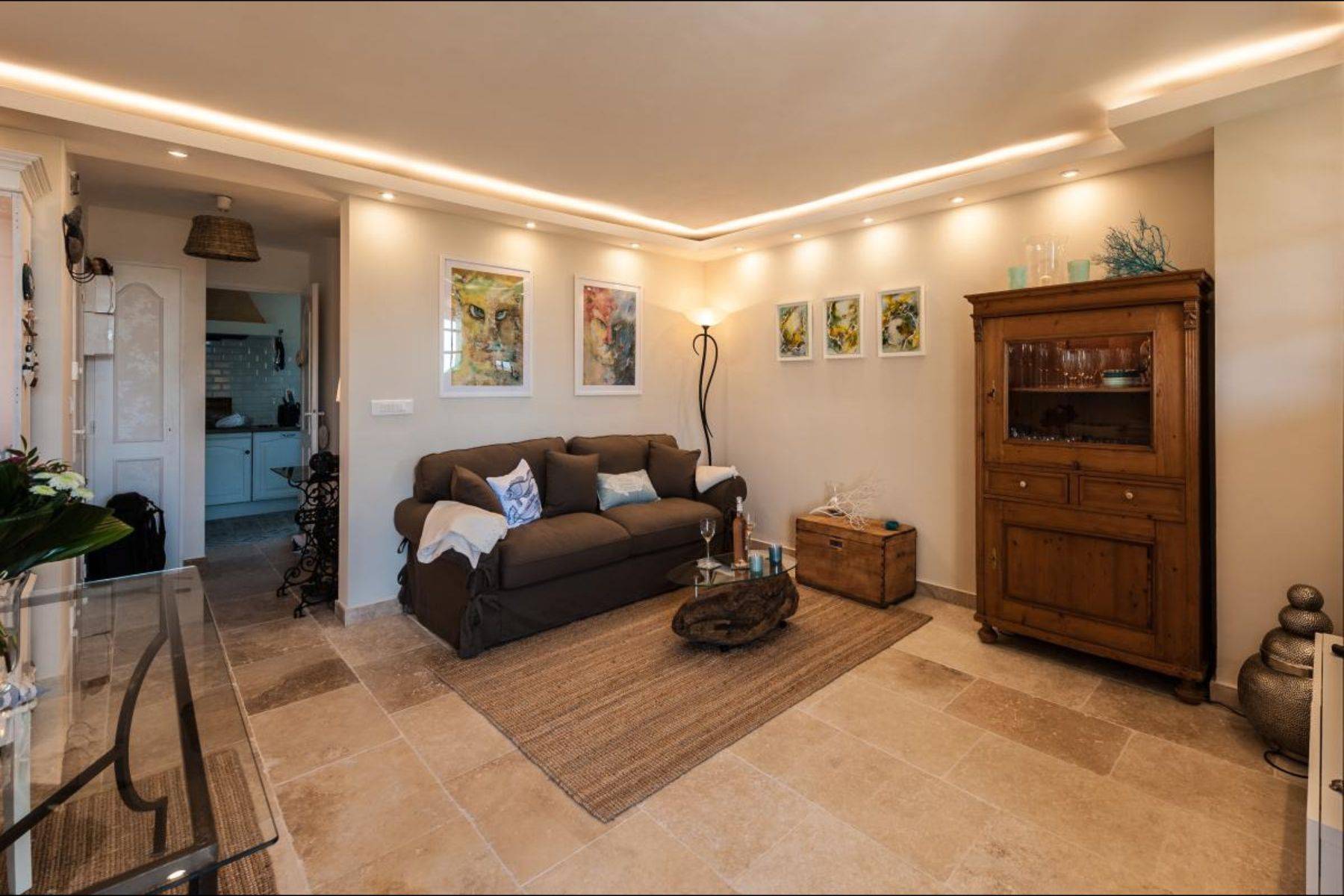 gemütliches Wohnzimmer mit Schlafsofa auf der unteren Etage