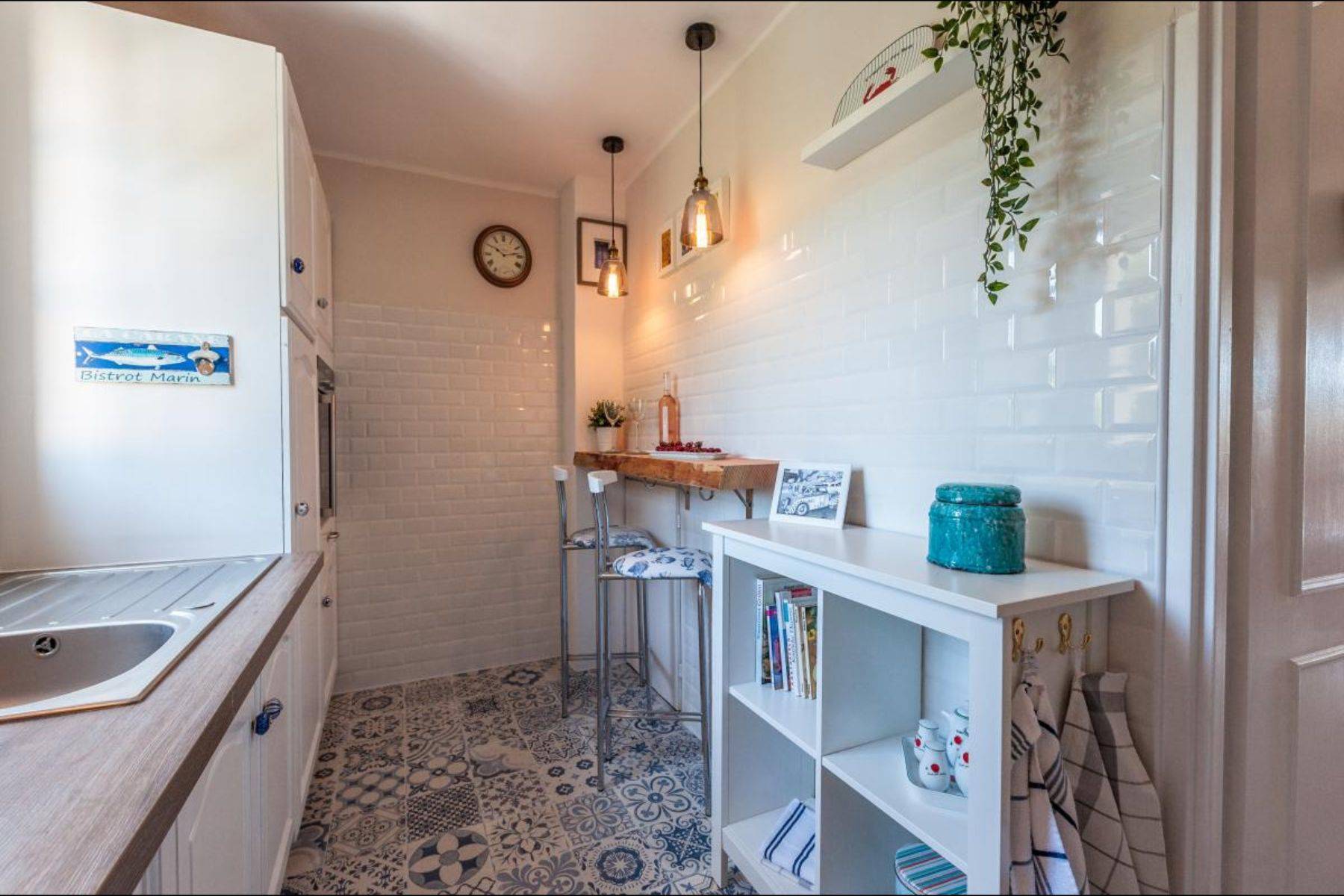 sehr gut ausgestattete Küche