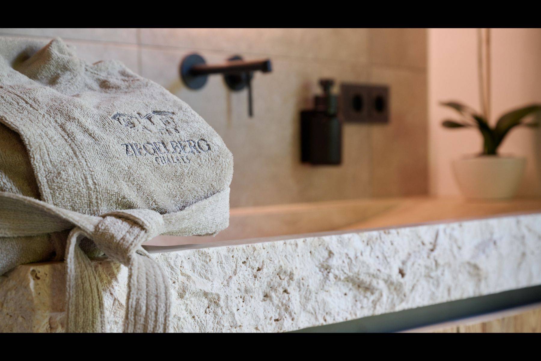 Bademantel auf Waschbecken