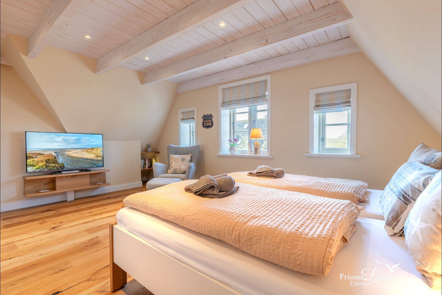 Masterbedroom mit TV / DVD Player  und Schranksafe