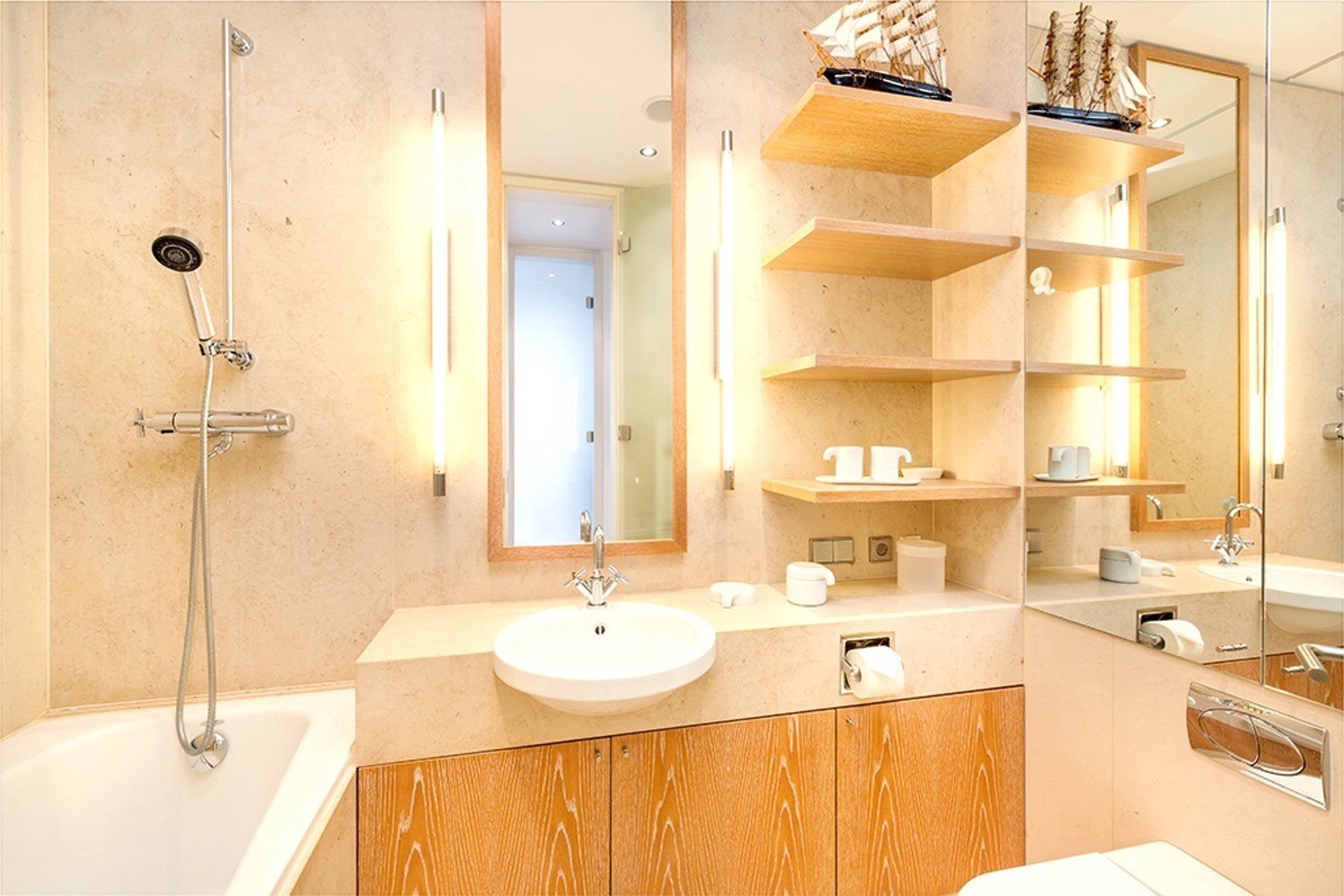 Das edle Badezimmer mit Badewanne und integrierter Dusche