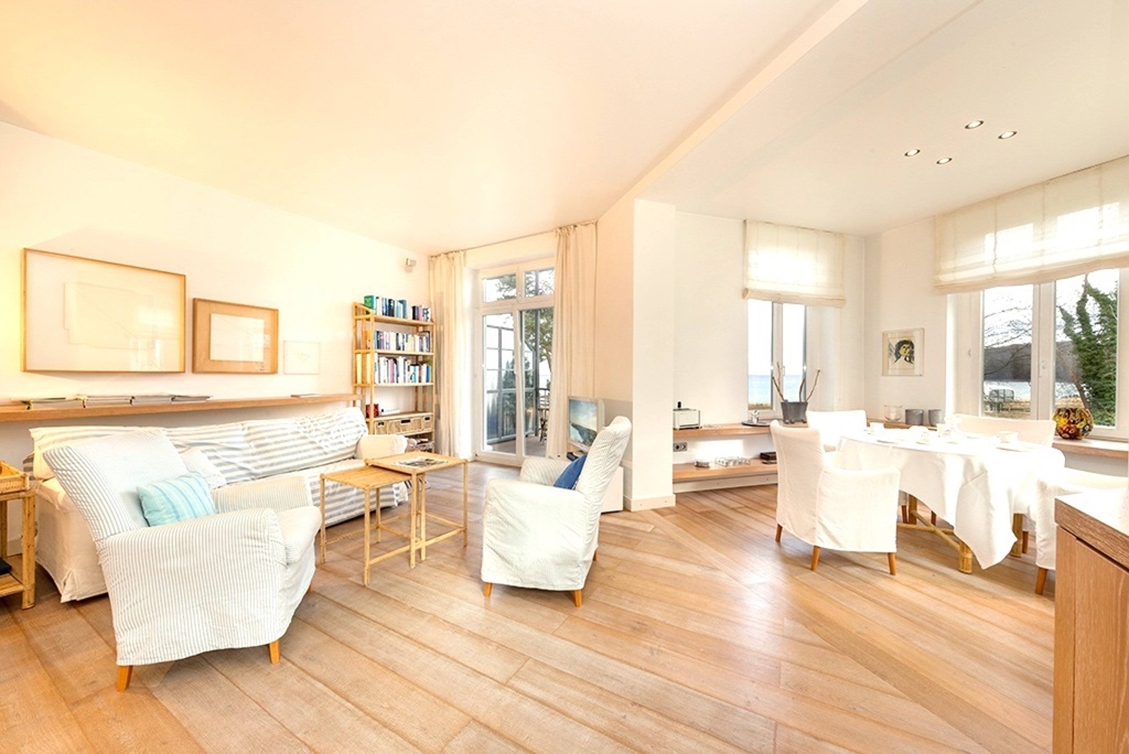 Der Wohnbereich der Ferienwohnung Lachmöwe in Binz mit mediterranem Flair