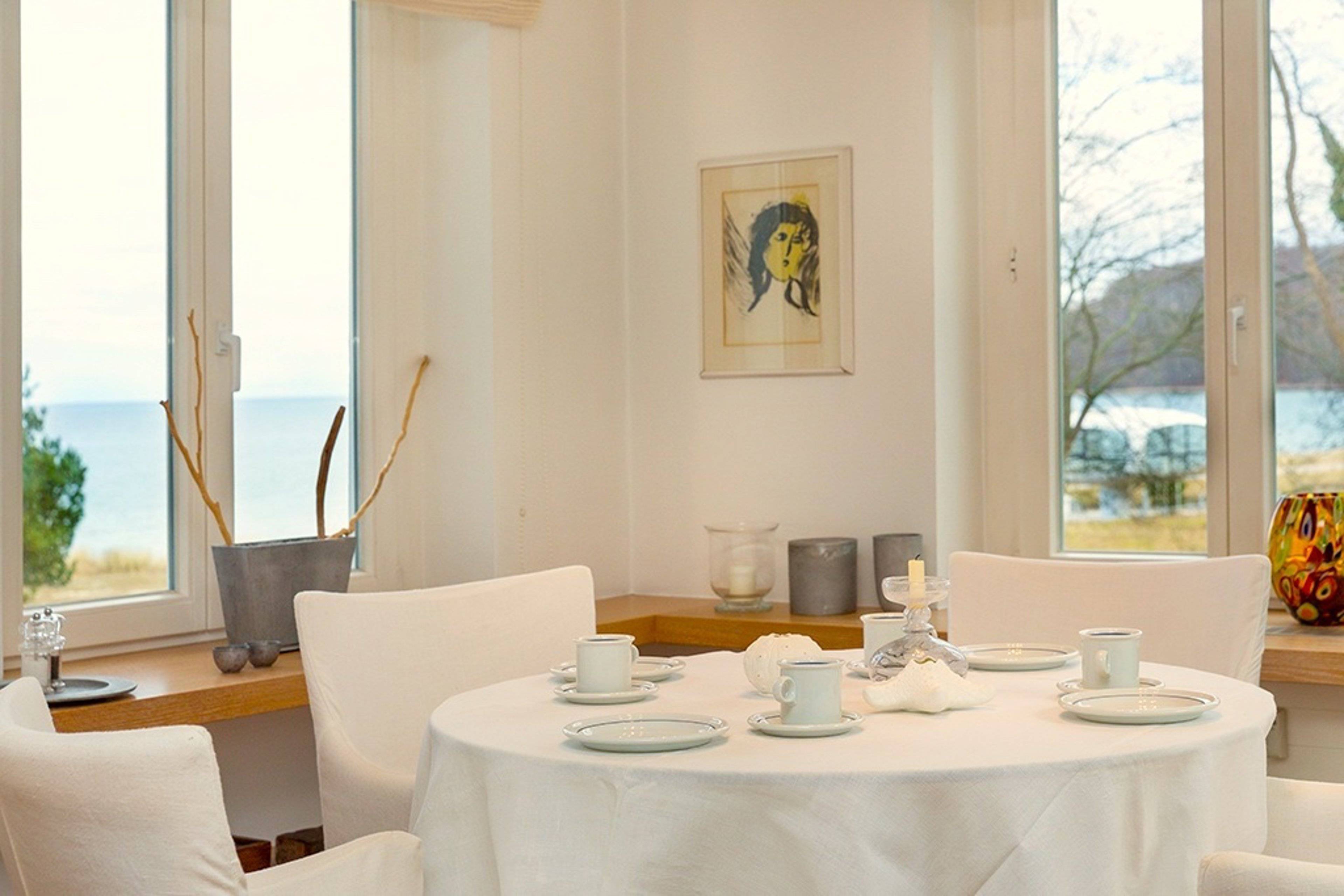 Auch vom Esstisch hat man das Meer im Blick