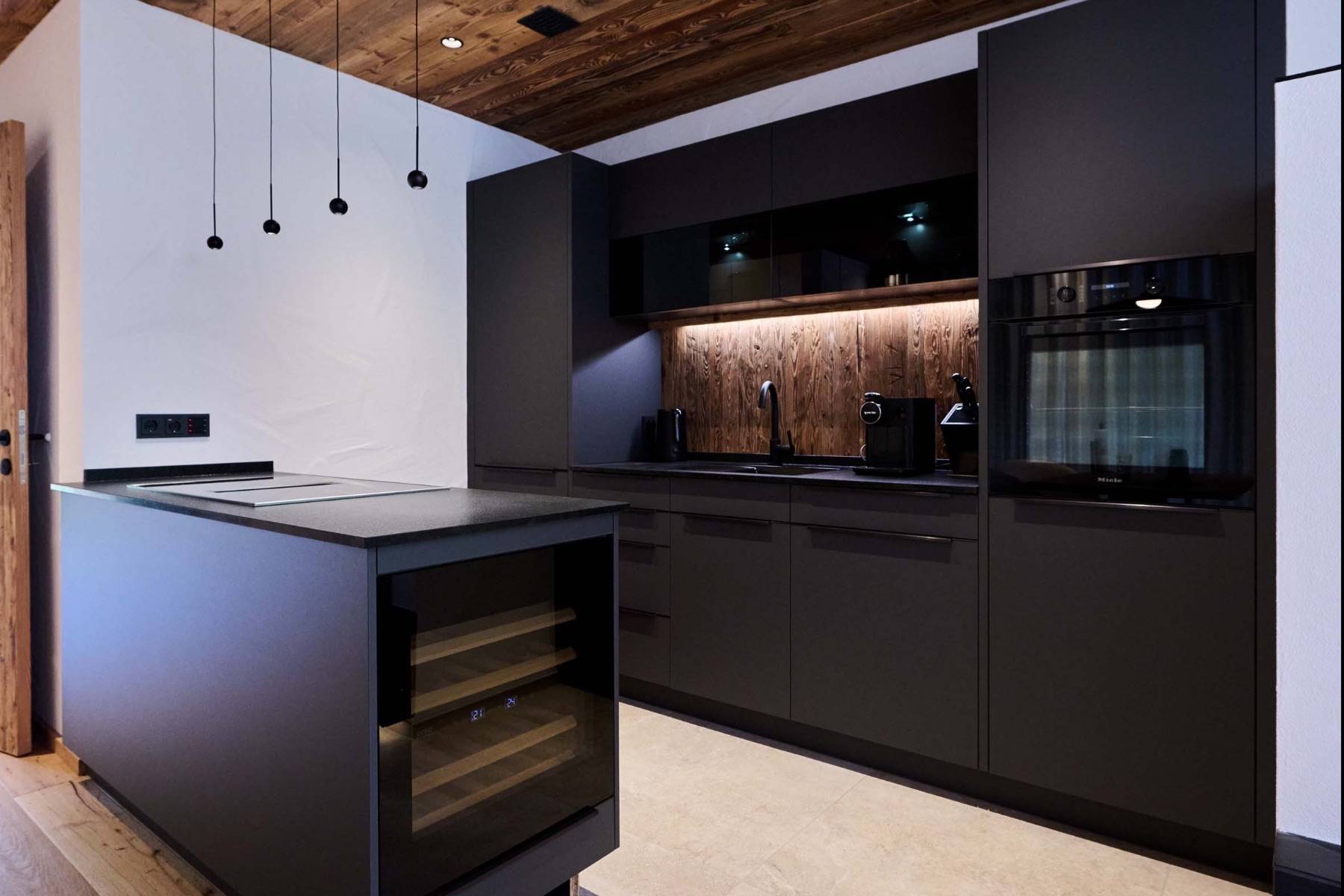 Küche mit Weinklimaschrank