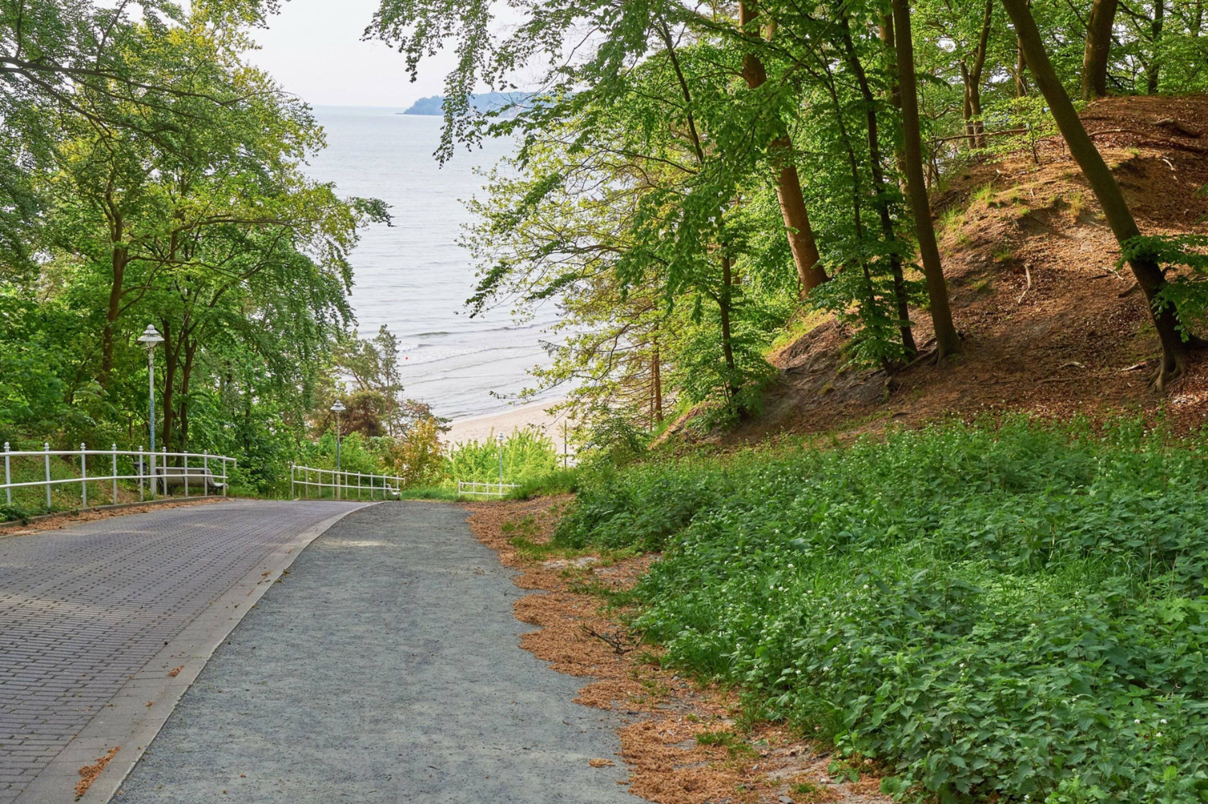 Der Weg führt direkt zum Badestrand
