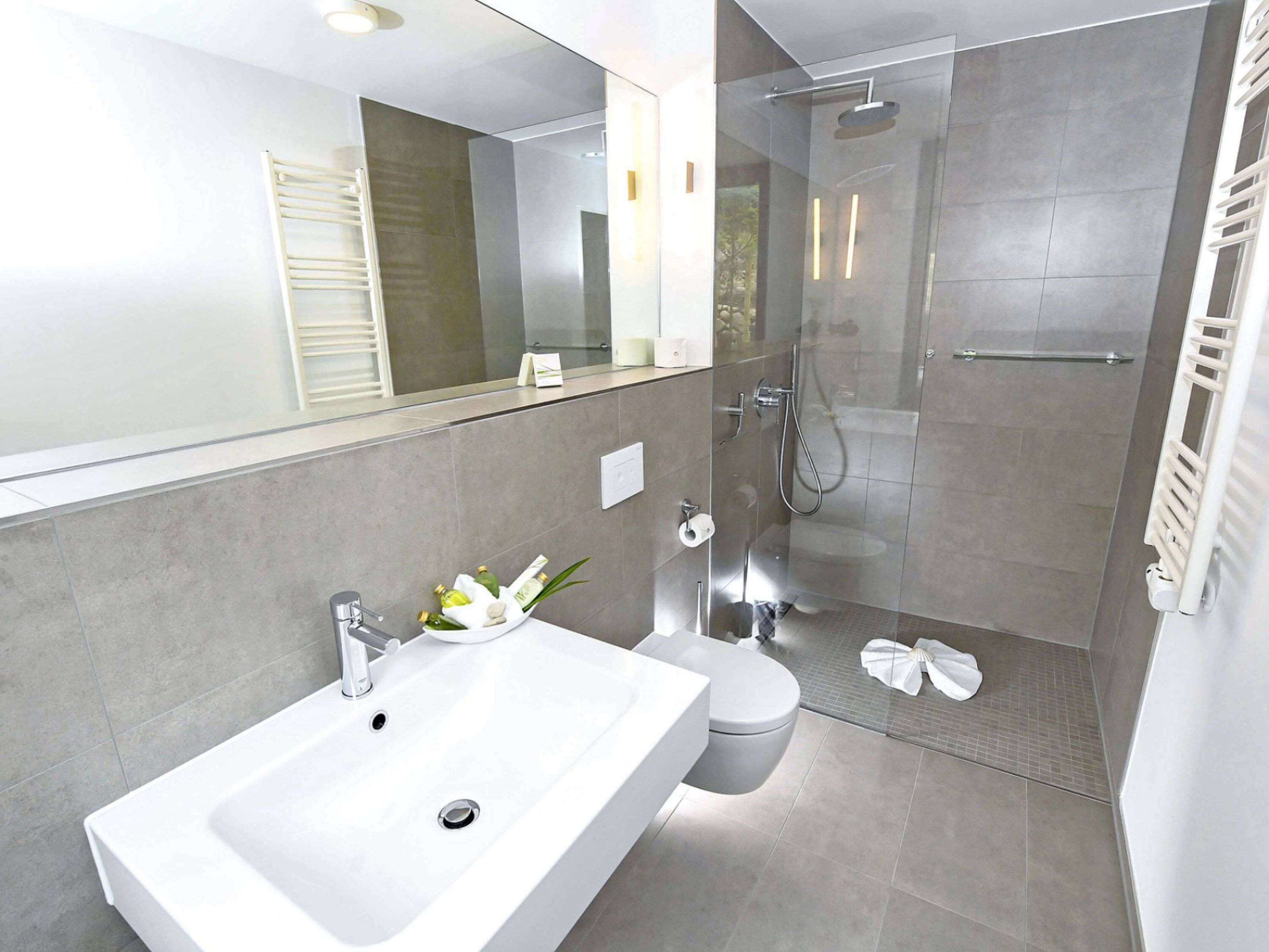 Eines von zwei modernen Duschbädern en suite