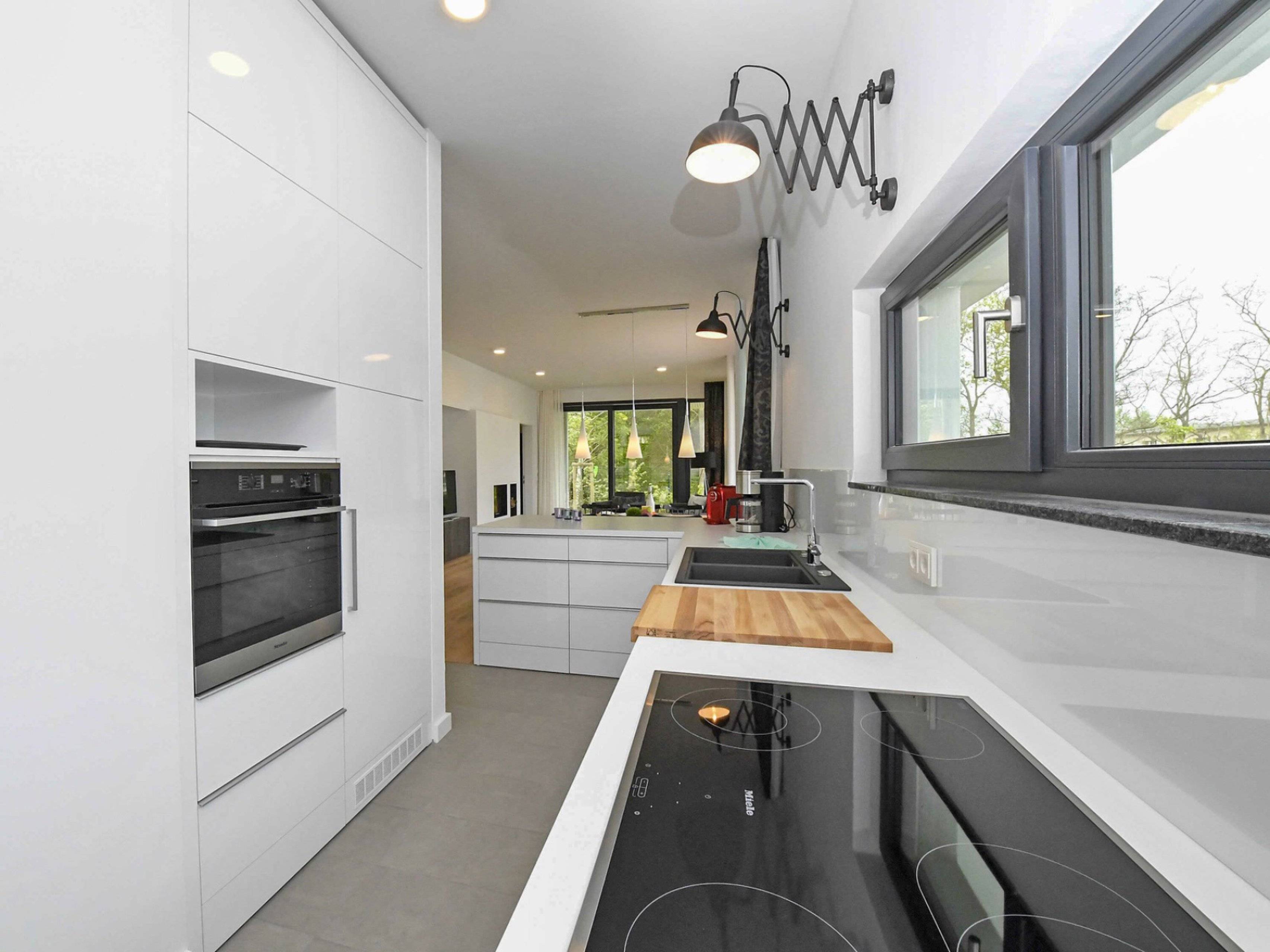 Die moderne Küche mit hochwertigen Elektrogeräten u.a. von Miele 