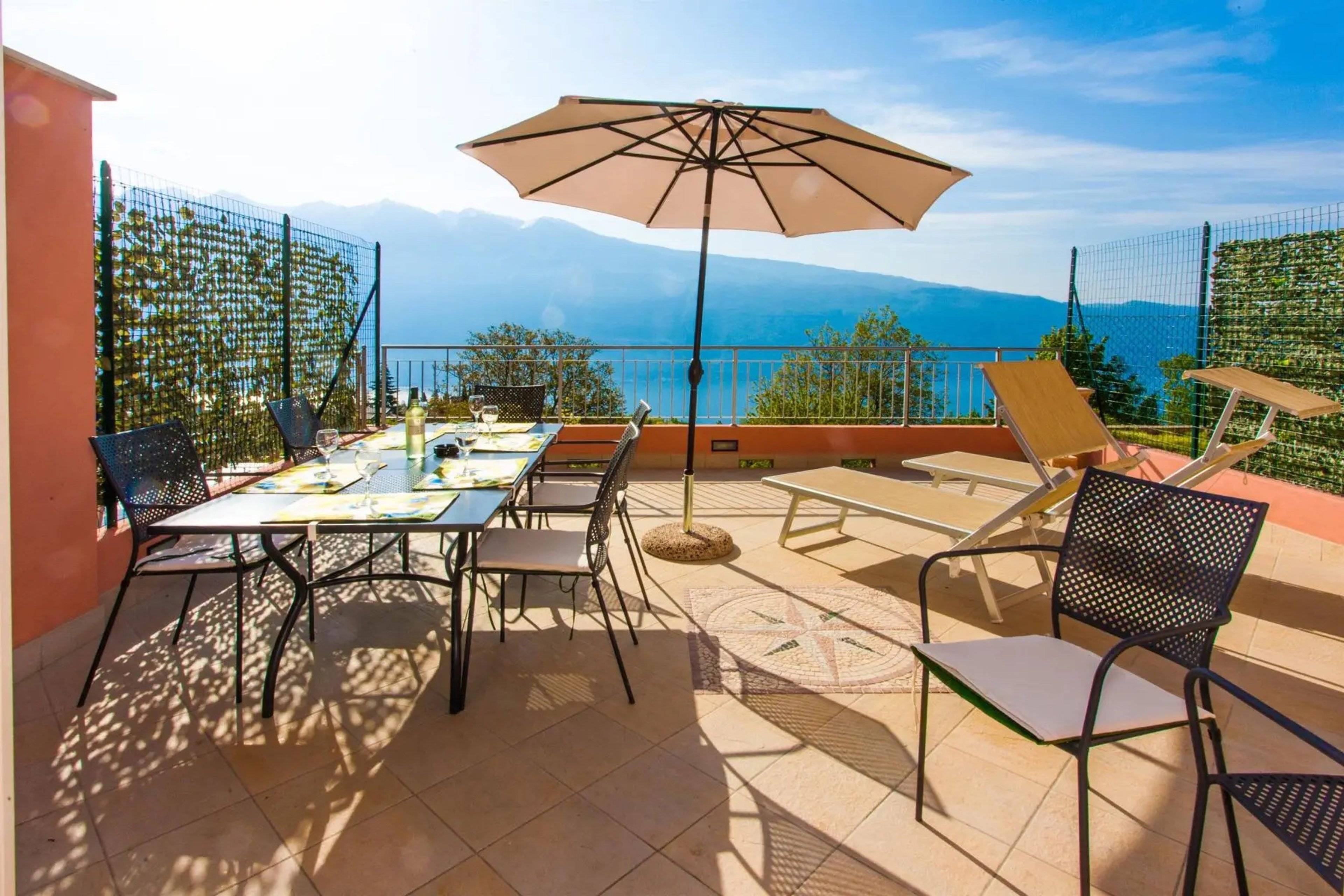 großzügige Terrasse mit herrlichem See- und Bergblick