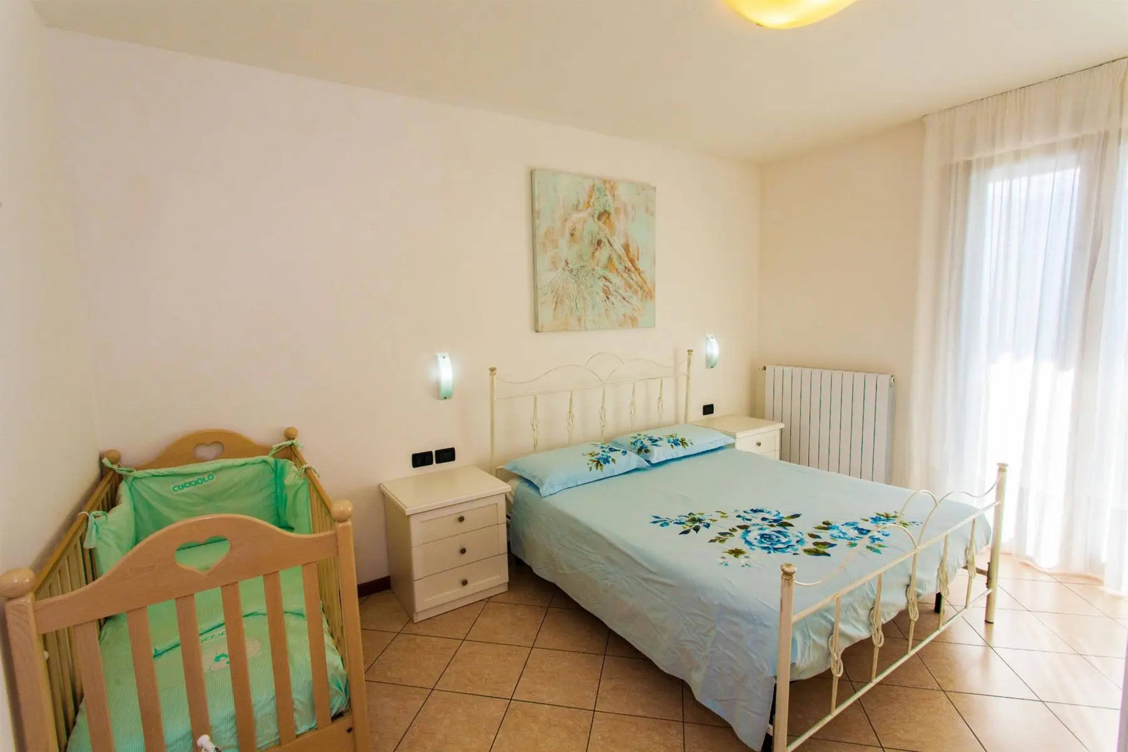 Schlafzimmer 1 mit Babybett