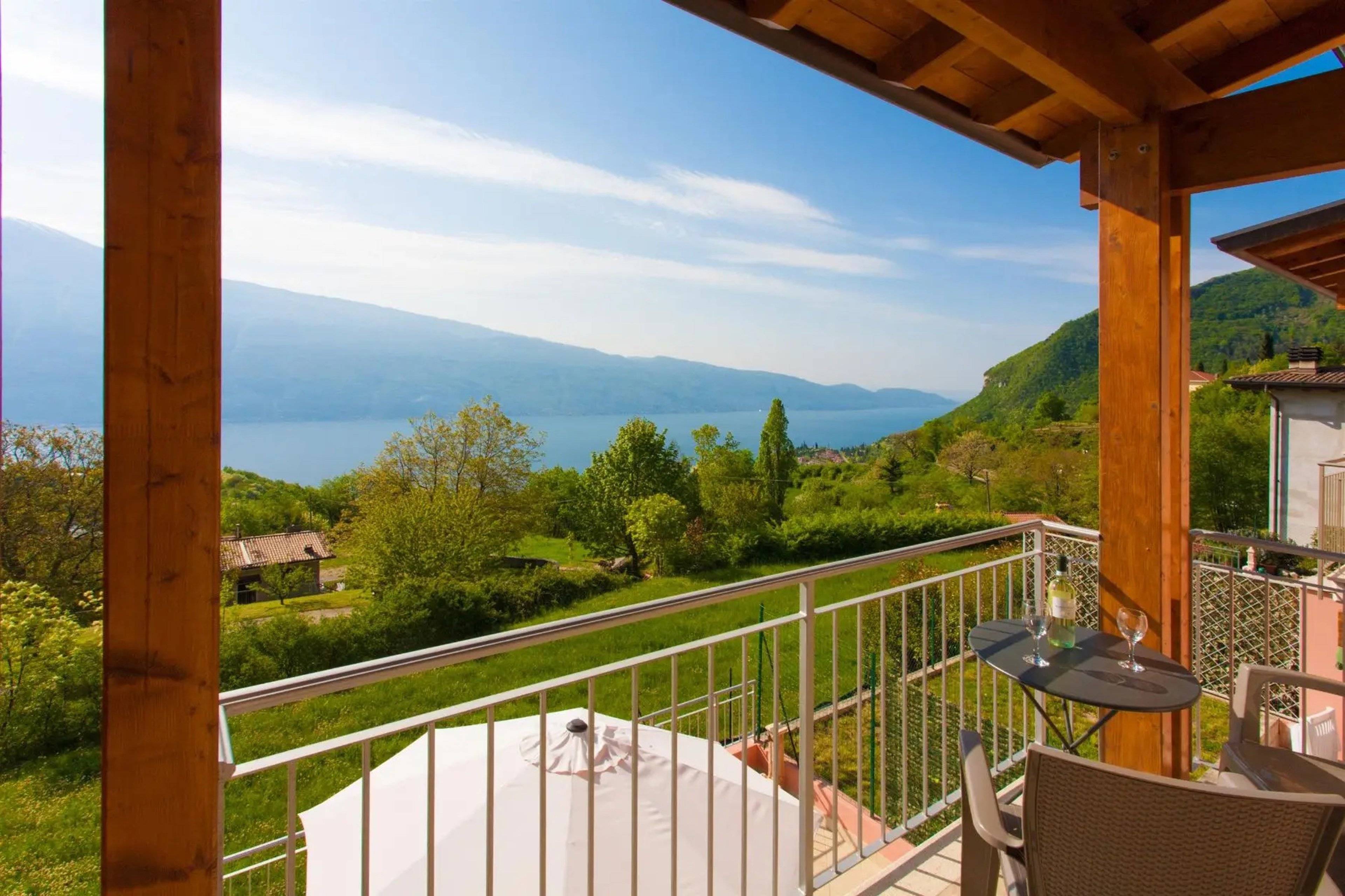 Balkon mit traumhaften Blick auf den Gardasee