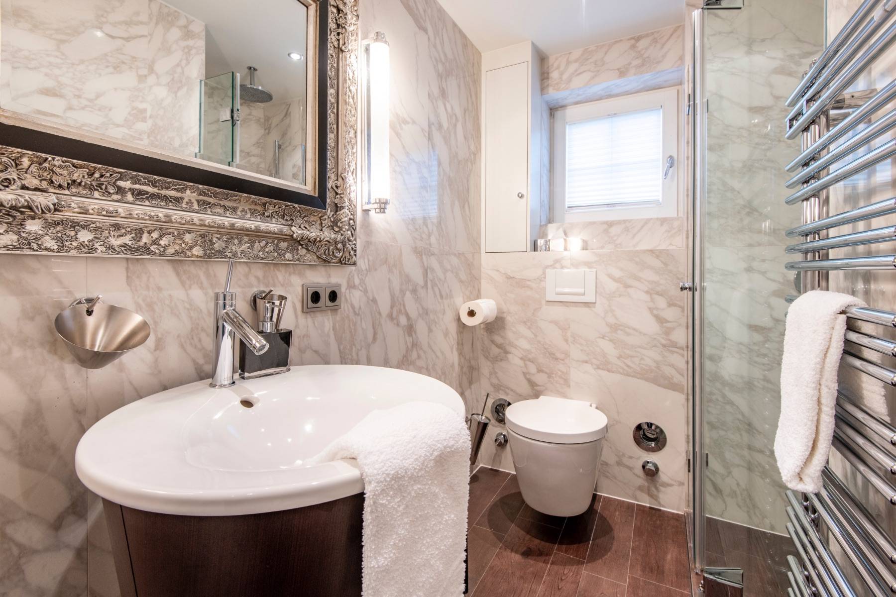 Modernes Duschbad mit Objekten des weltbekannten Designers Philippe Starck