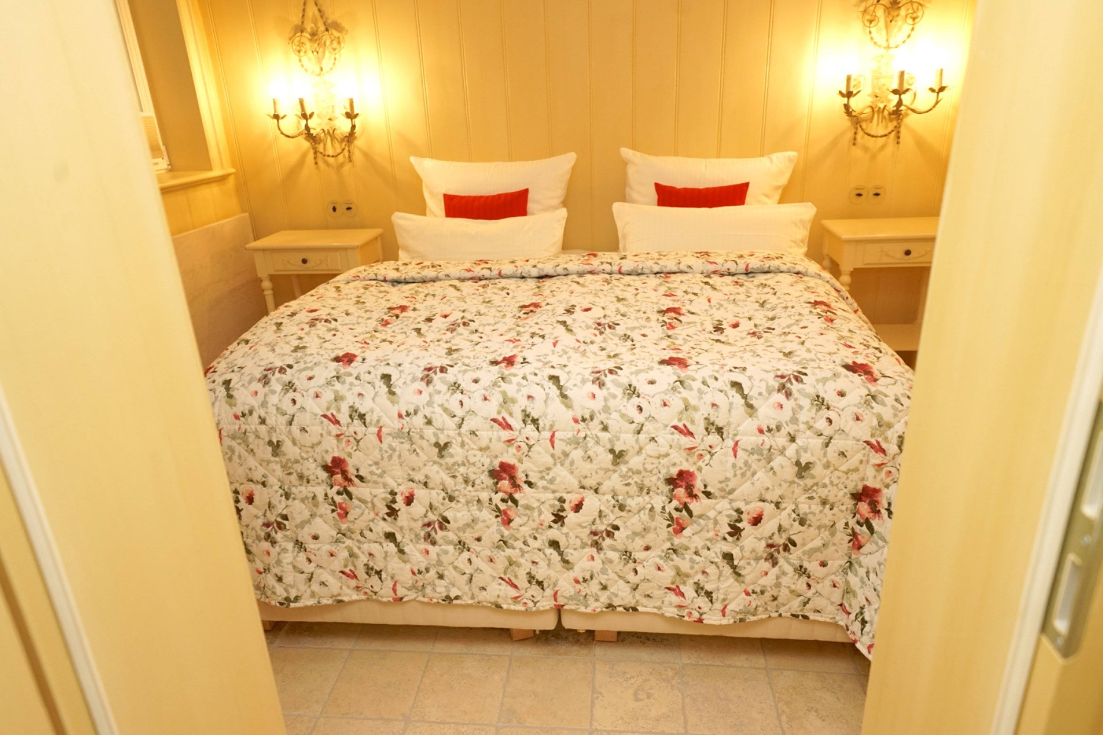 Das Schlafzimmer mit Doppelbett im Untergeschoss