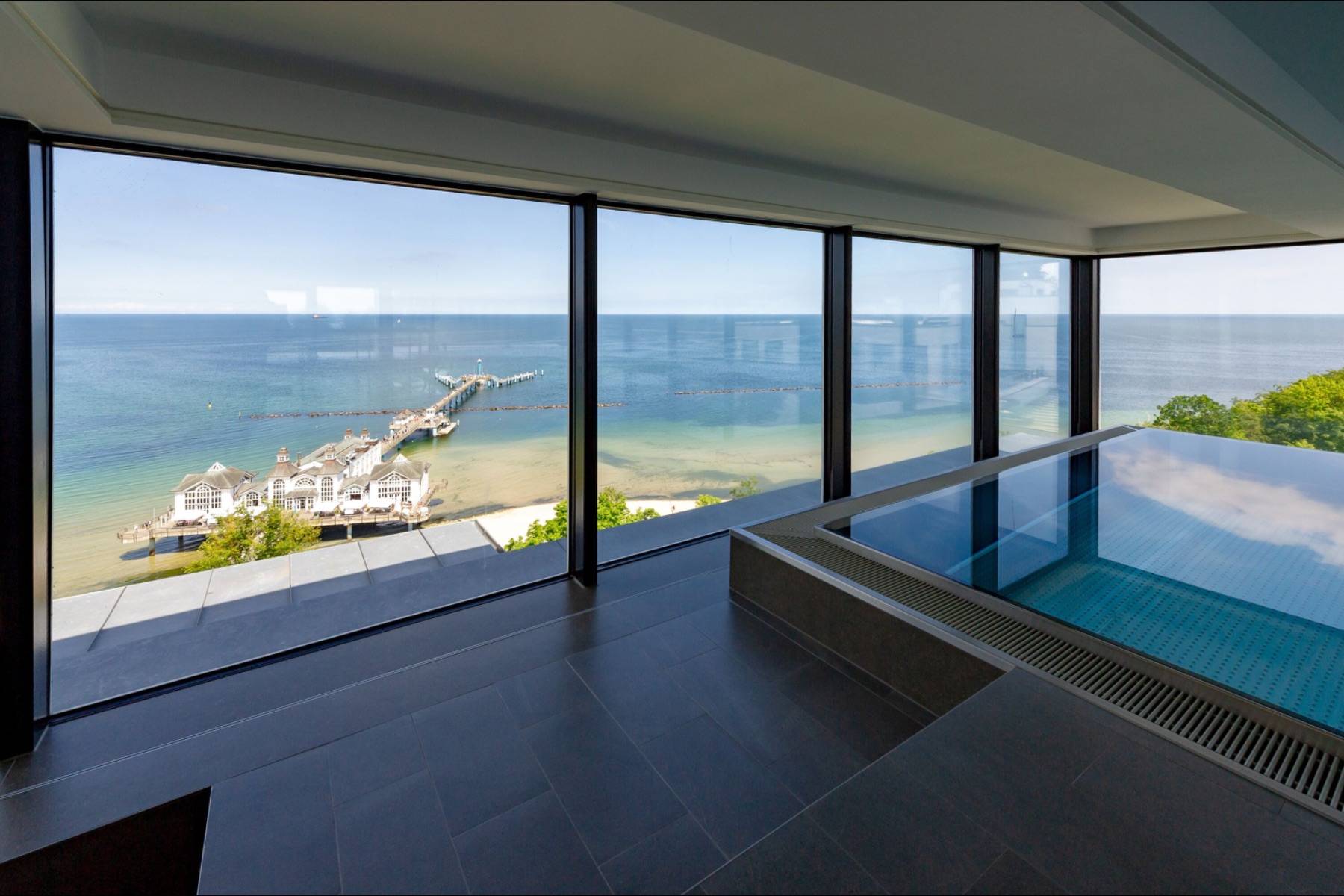 Der Indoorpool auf der Dachterrasse der Villa First