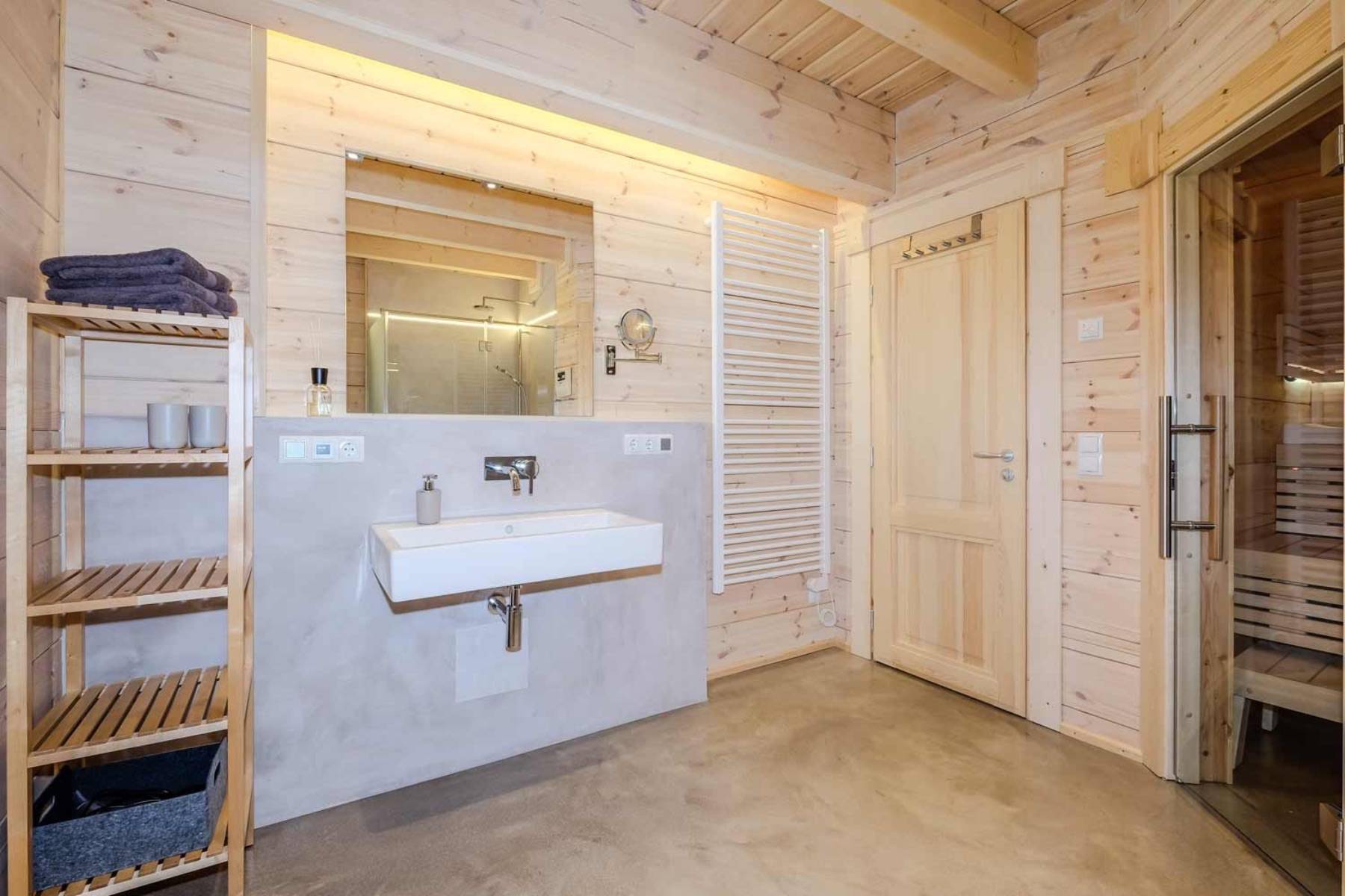 das geräumige Designerbad im Erdgeschoss