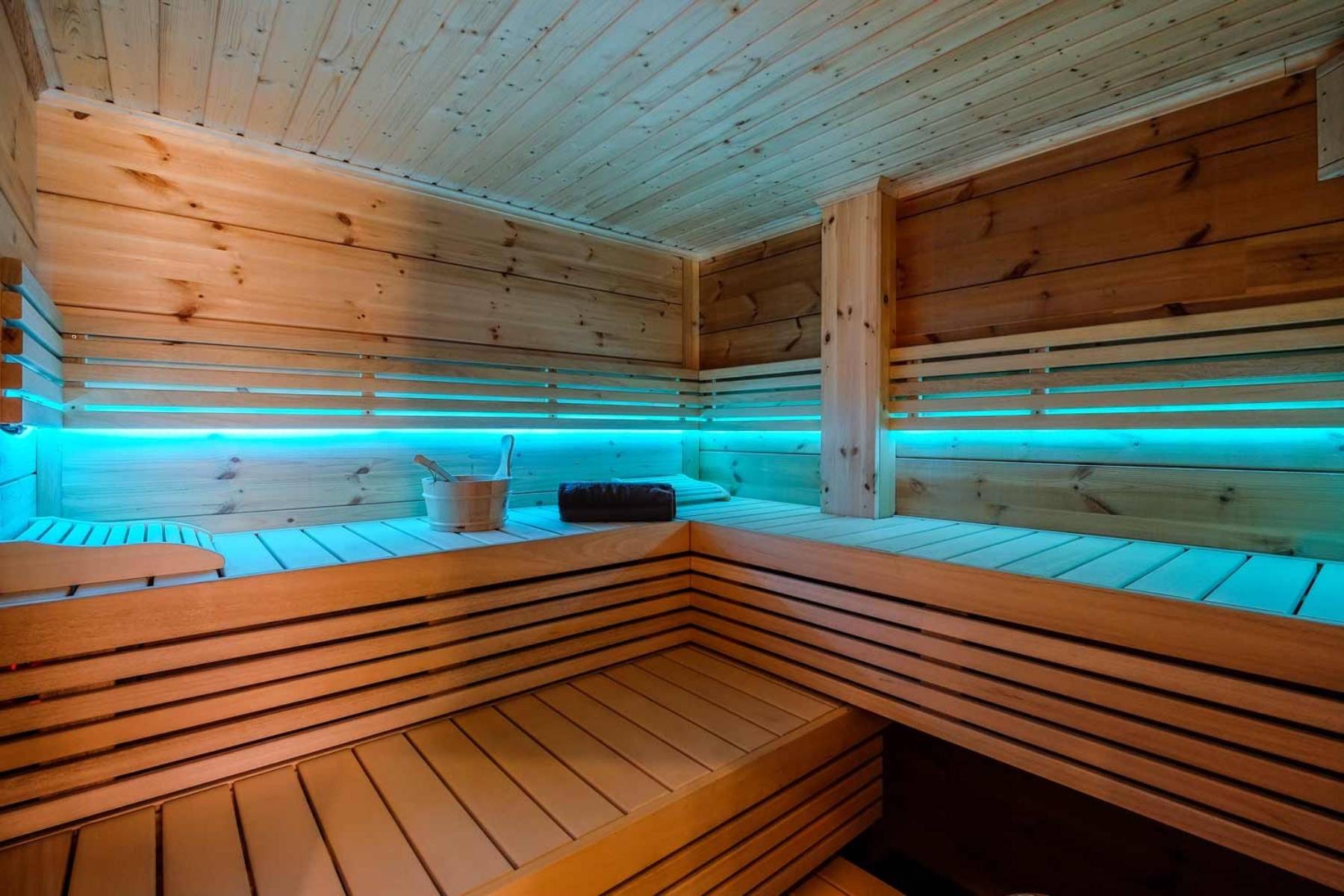 In der finnischen Blockhaussauna haben bis zu 6 Personen Platz