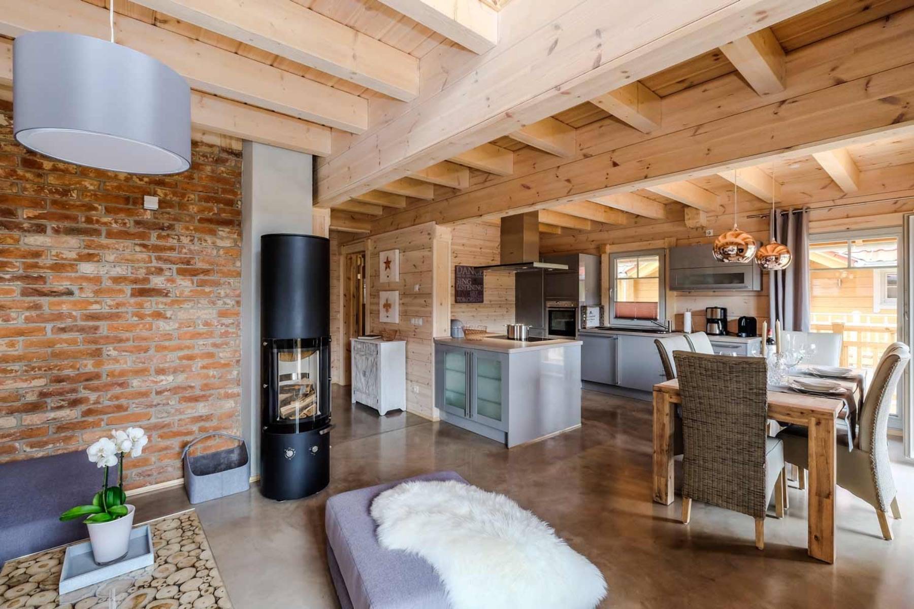 Gemütlichkeit trifft auf moderne Akzente. Der Kamin ist drehbar und die Fußbodenheizung schafft eine angenehme Raumtemperatur