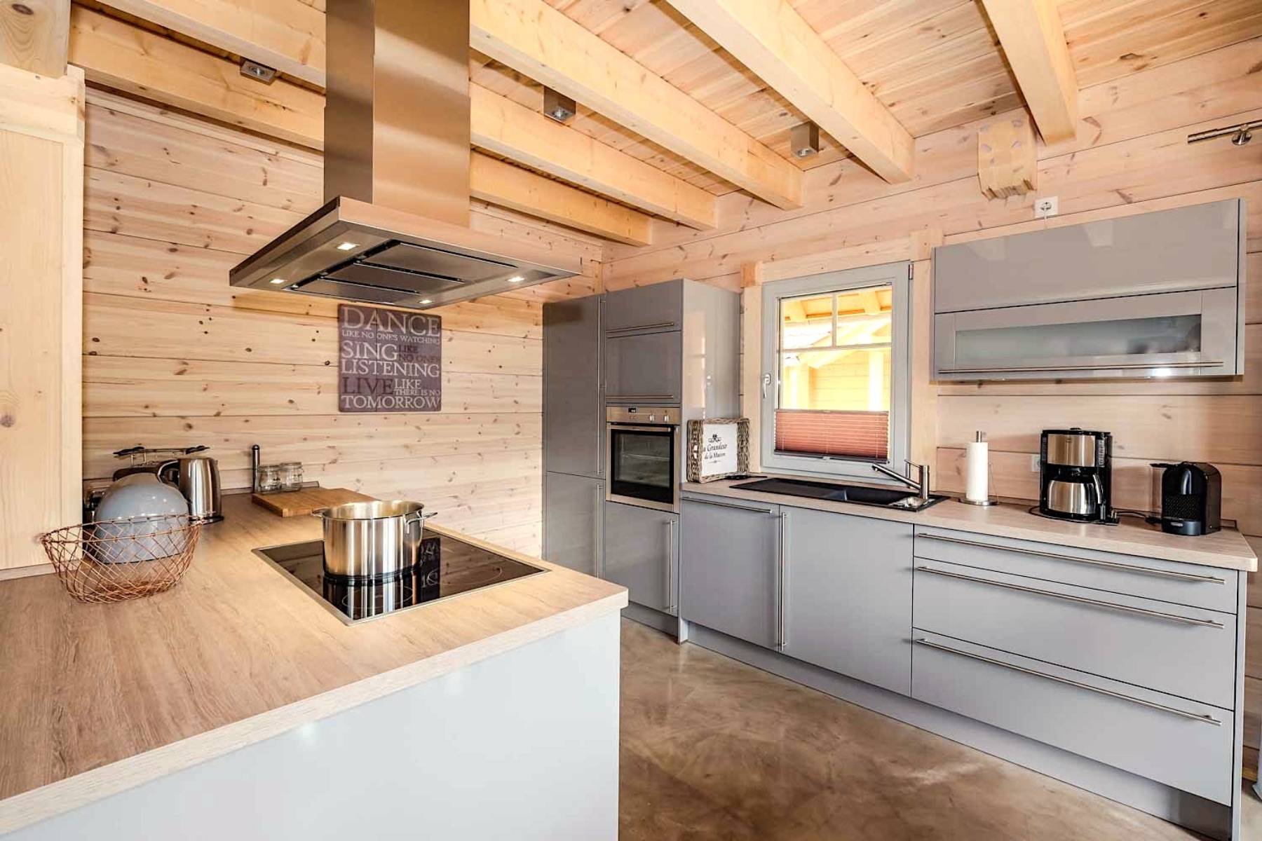 Eine Küche mit Vollausstattung, das gint auch für den Inhalt der Schränke